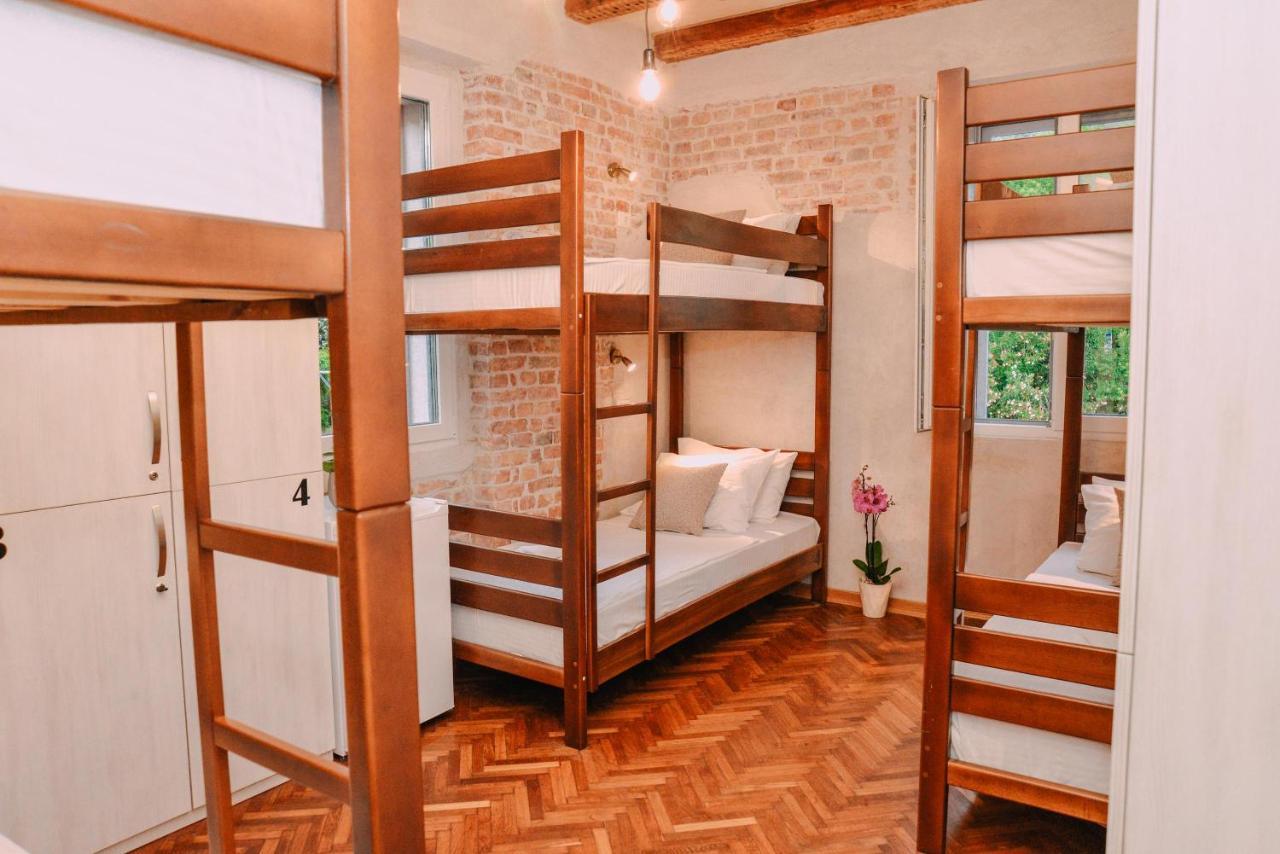 Bed 6-Bed Dormitory Room