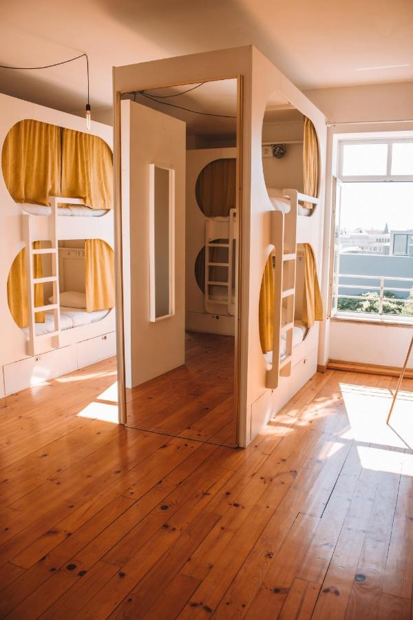 Capsule 12-Bed Mixed Dormitory Room Private Bathroom