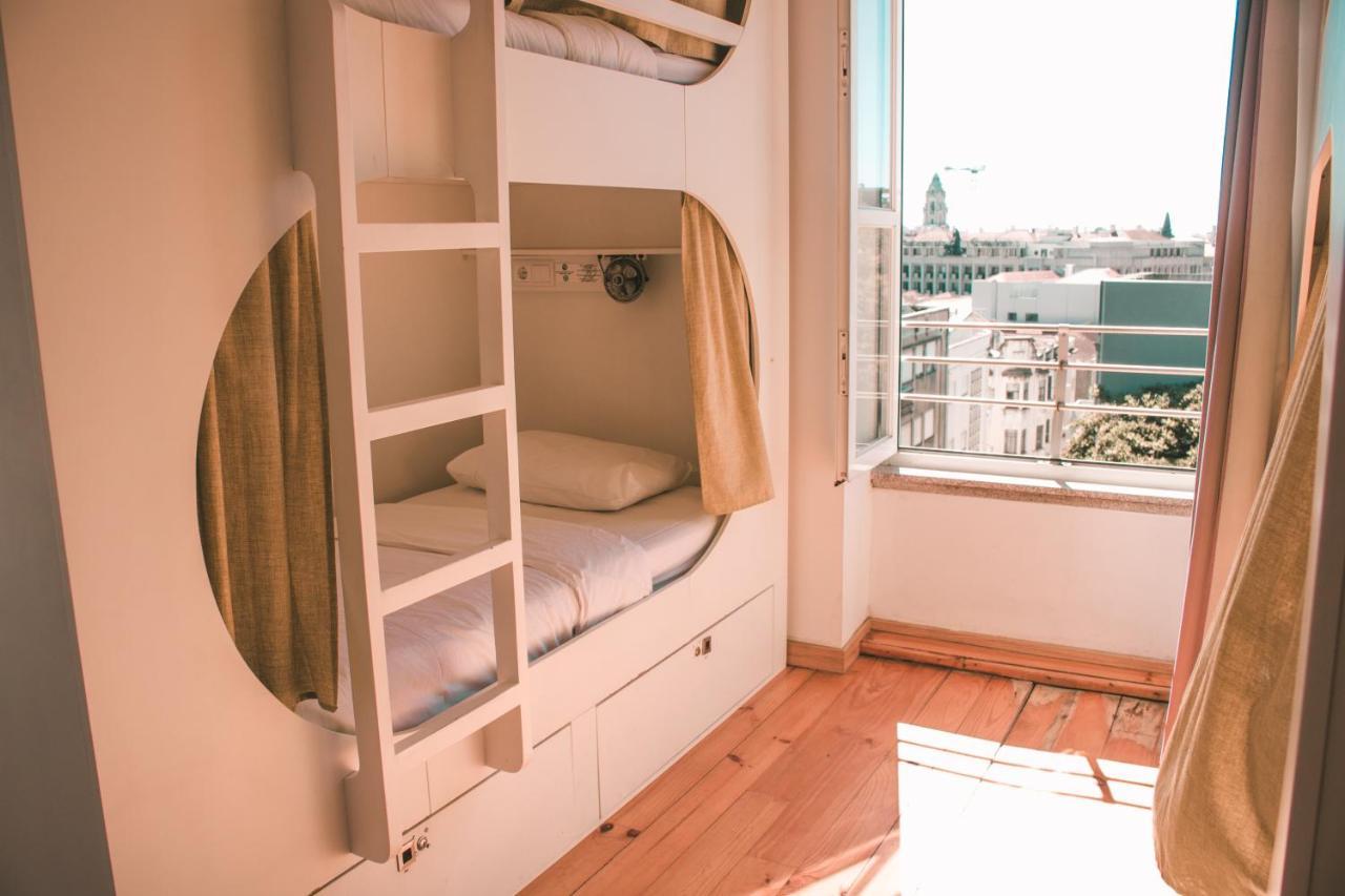 Capsule 12-Bed Mixed Dormitory Room Private Bathroom