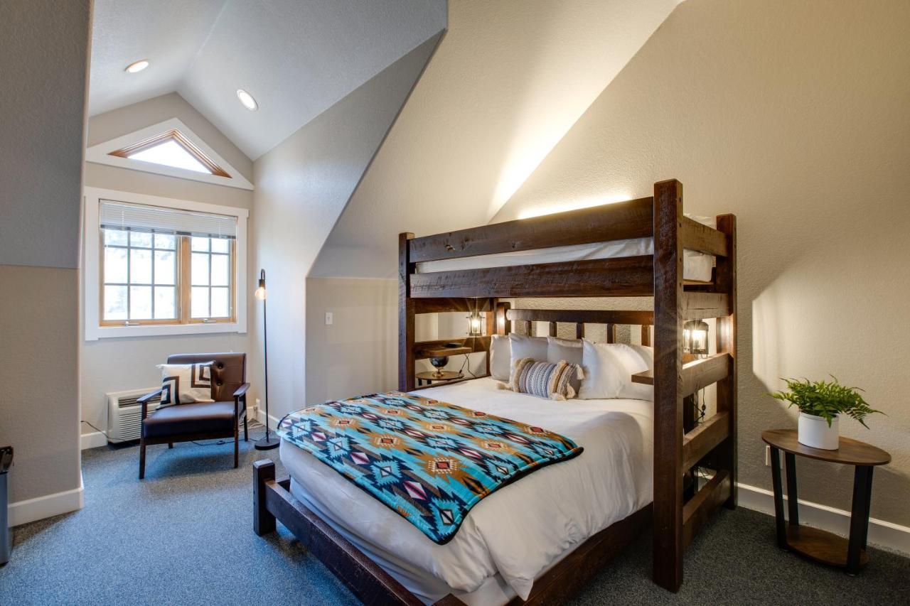 Deluxe Double Room (2 Adults + 1 Child)