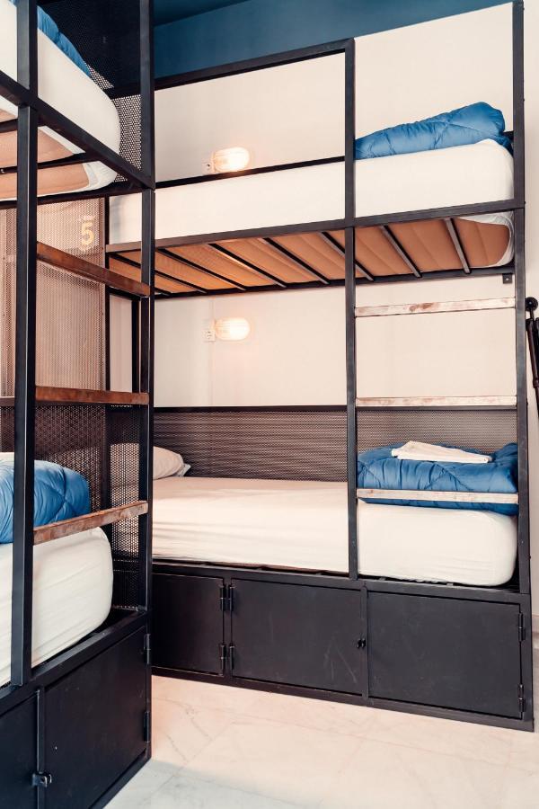 Single Bed in Mixed Dormitory Room (4 Adults)