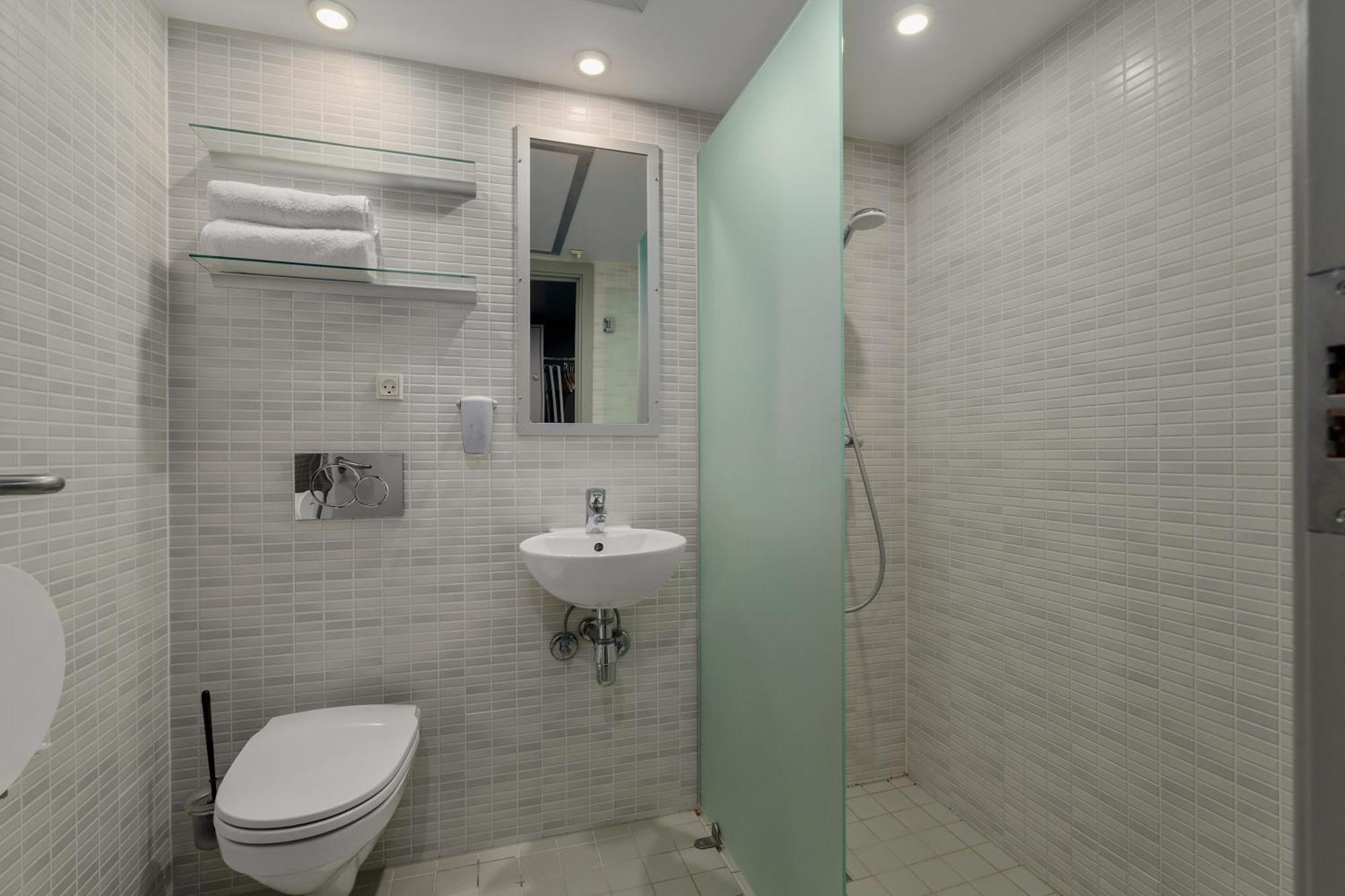 Standard 6-Bed Room,1200349990:JPEG