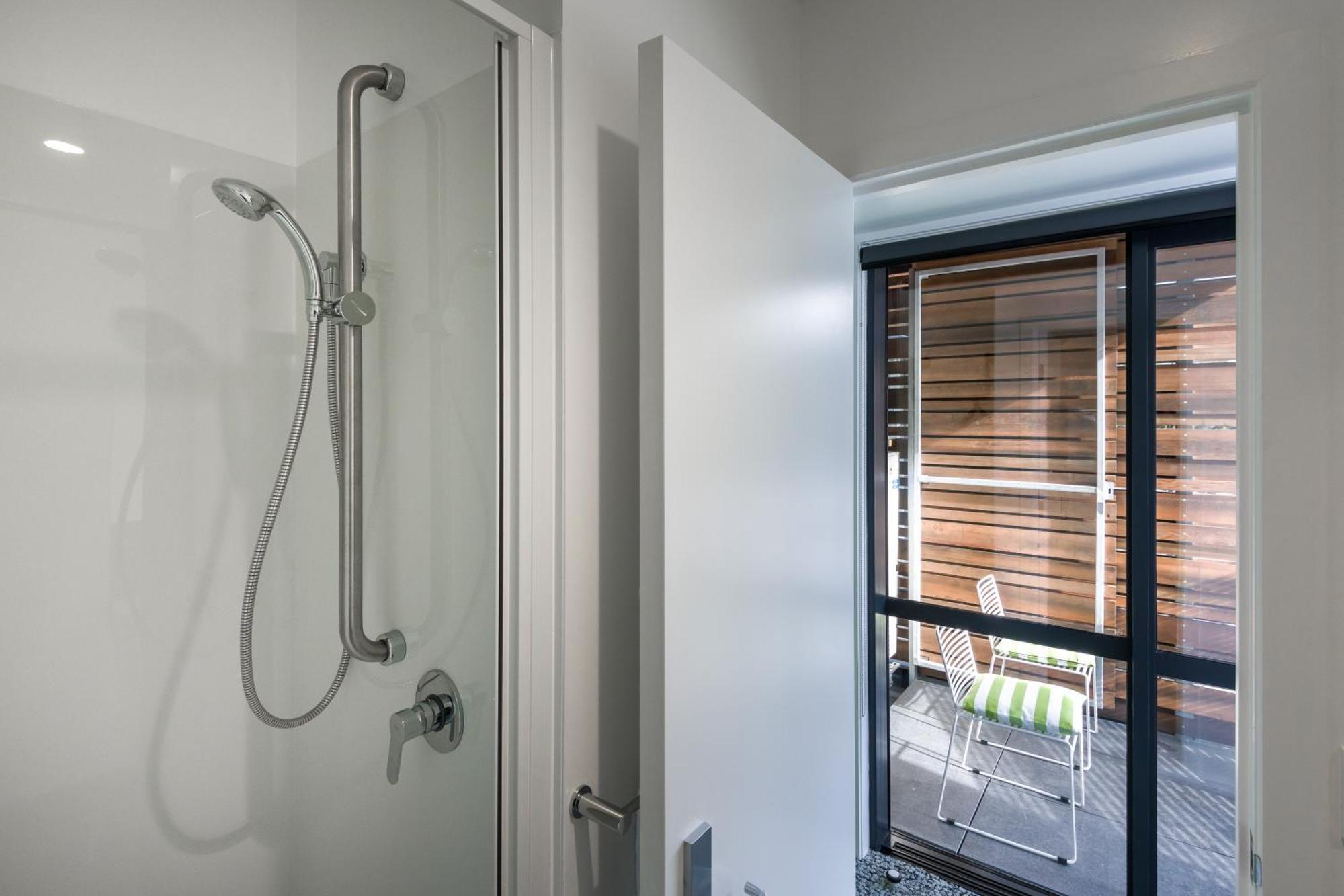 Queen Room with Balcony & Private Bathroom,1456304146:JPEG