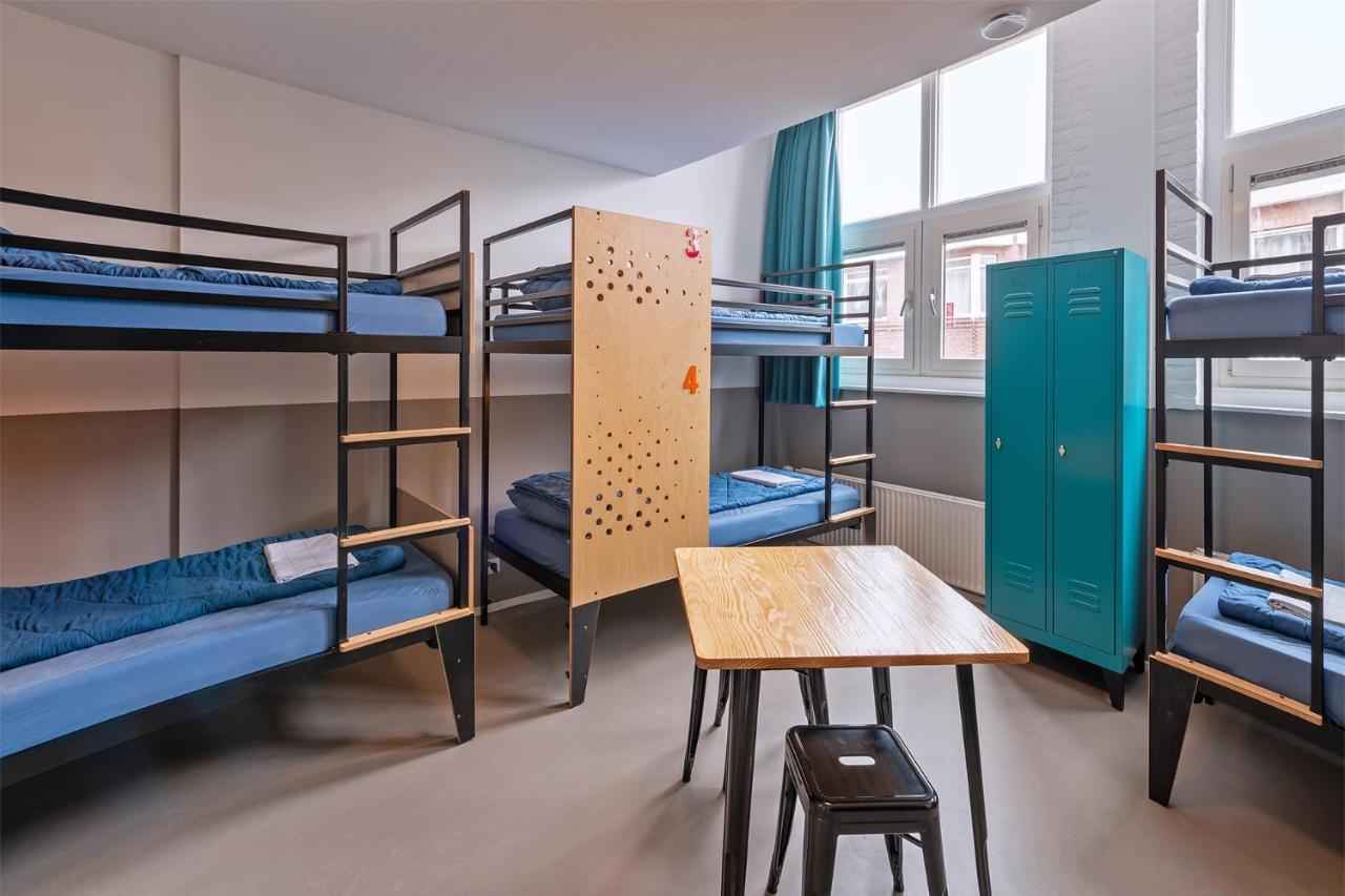 Bed in 6-Bed Mixed Room with Shower