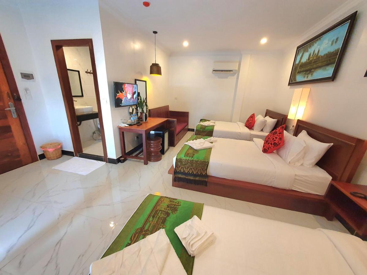 Deluxe Triple Room Balcony
