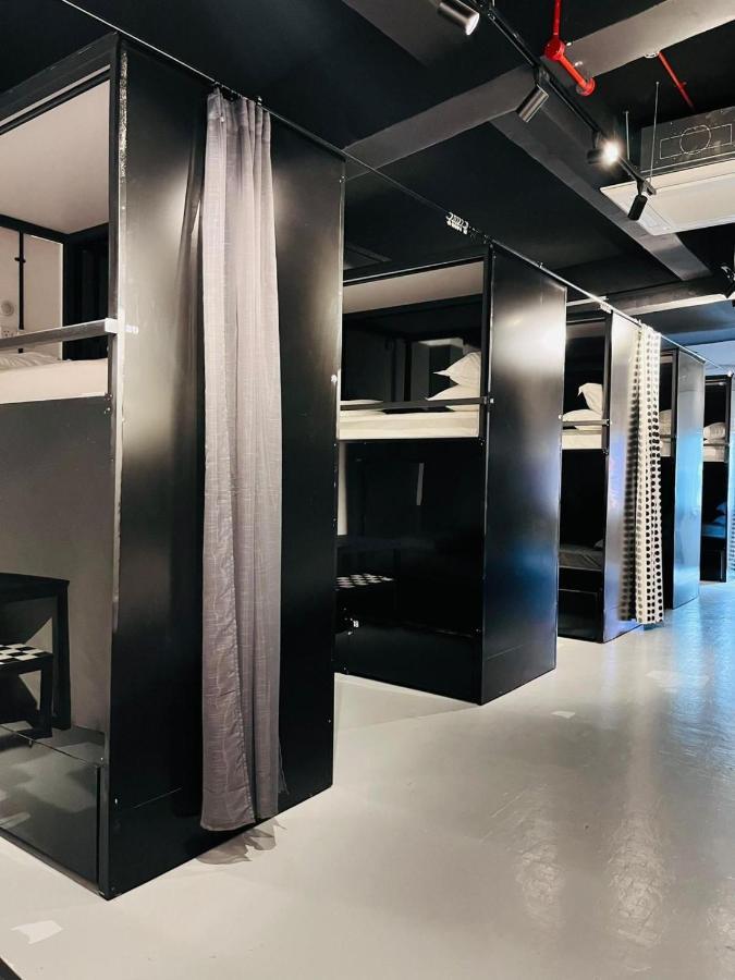 Single Capsule in Mixed Sharing Room