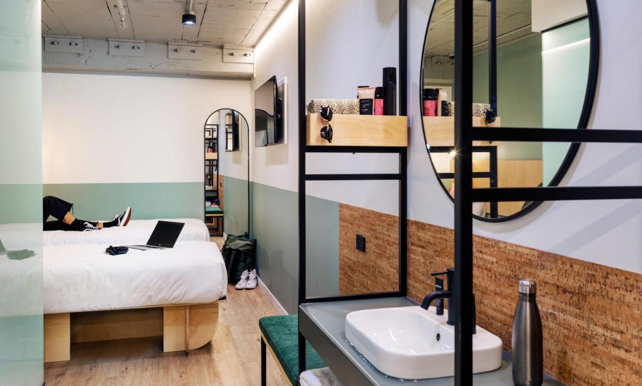 Twin Split Ensuite Room Interior,1322875183:JPEG