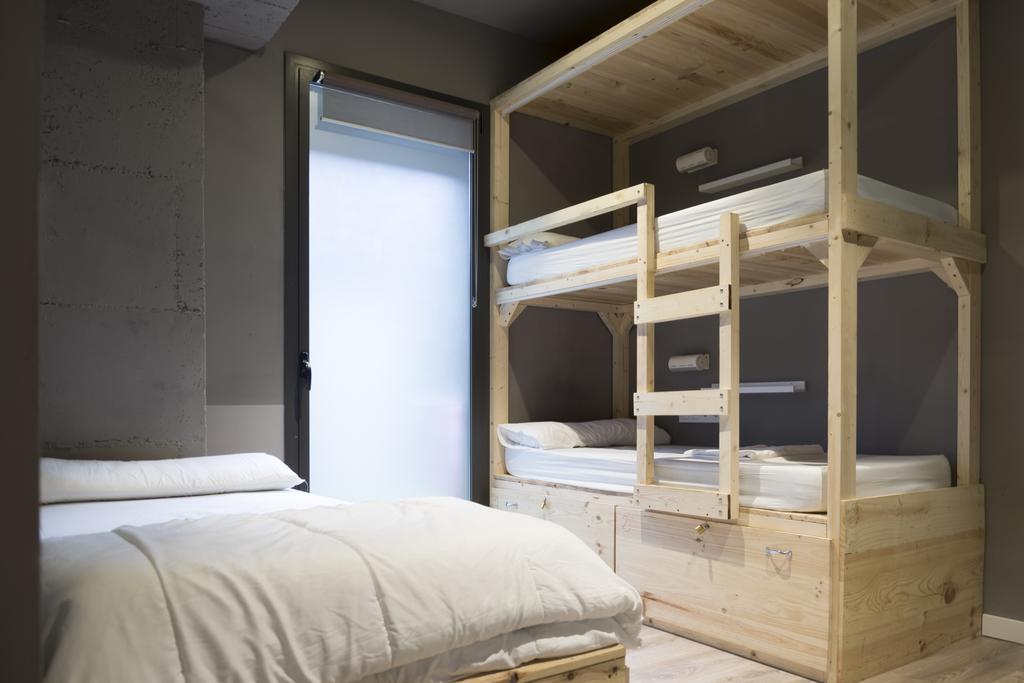 Private Triple Room 3 single beds Private Bathroom,134400324:JPEG