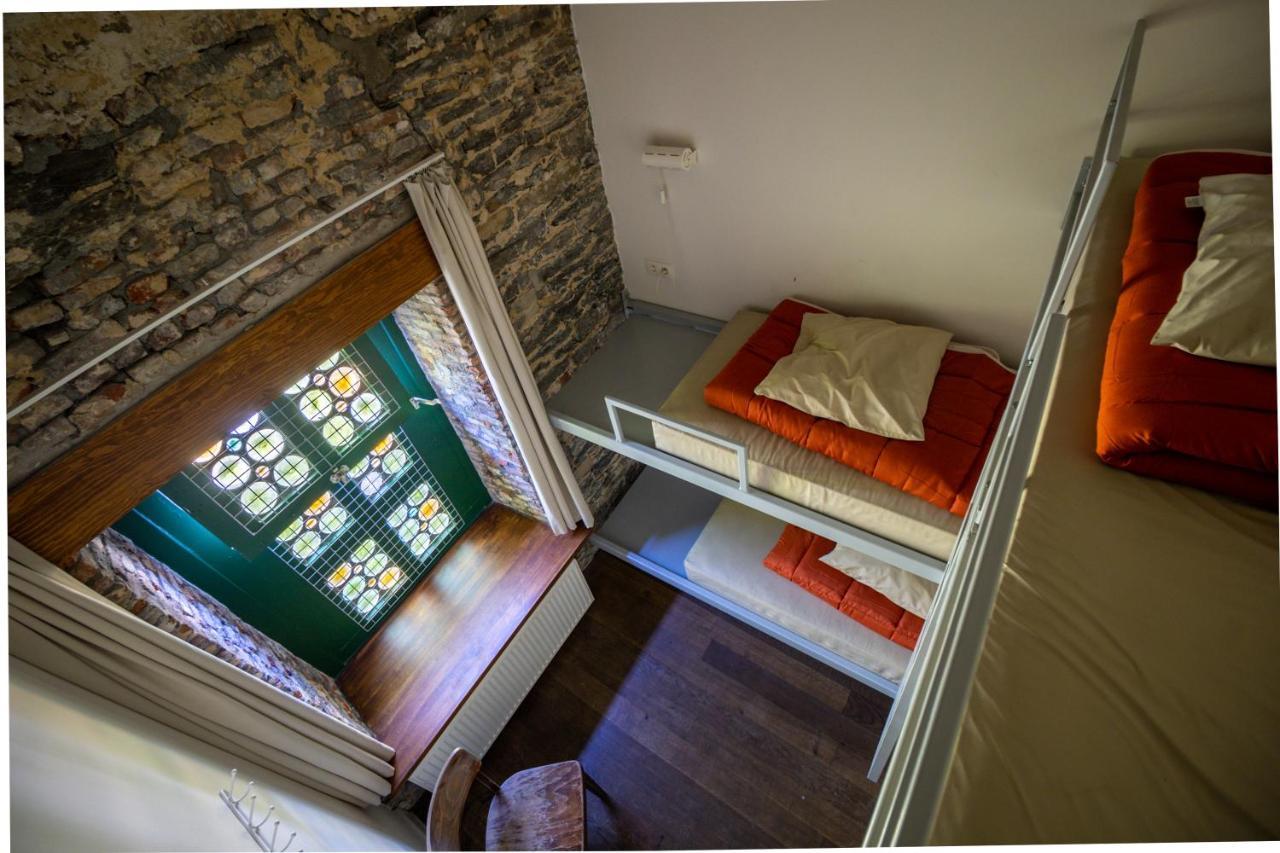 Small 3 bed private room (triple bunk bed)
