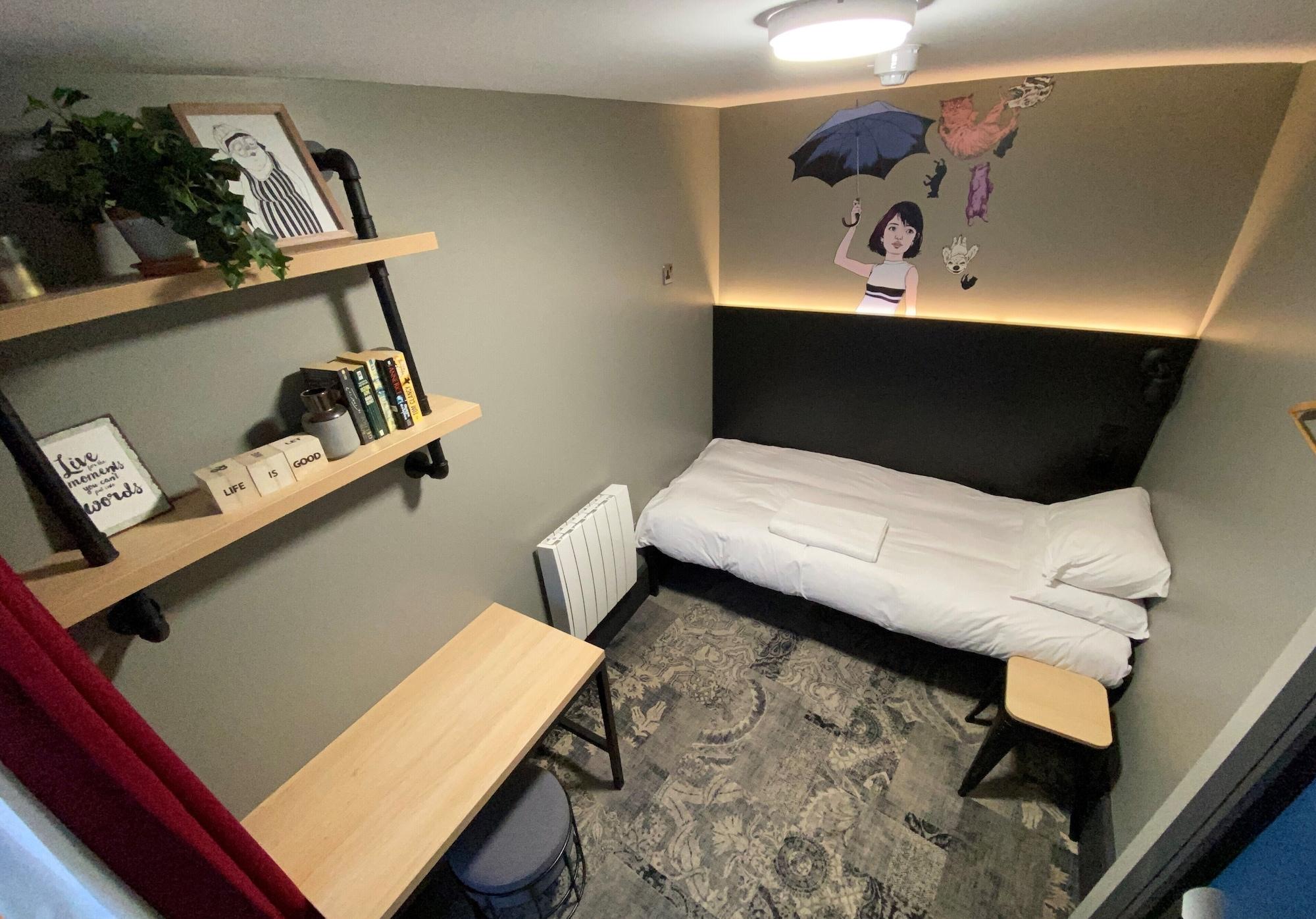 Single Room - Shared Bathroom