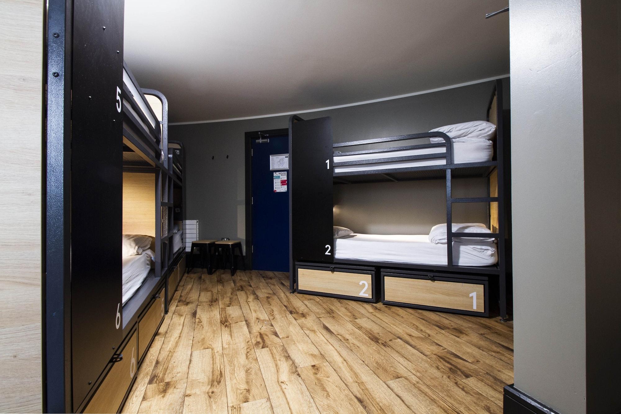 Bed in Mixed Dorm - Shared Bathroom