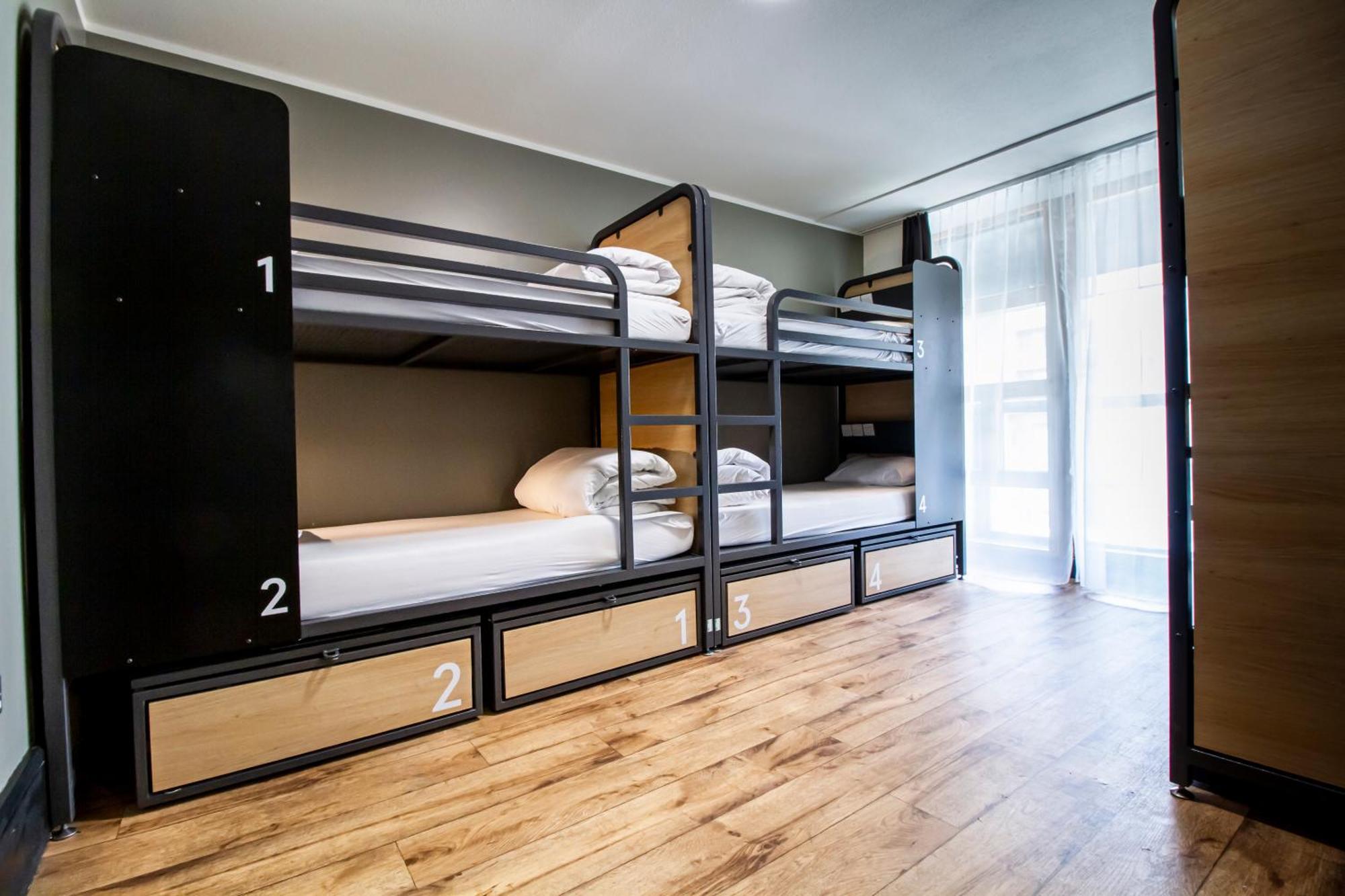Private 6-bed Room - Shared Bathroom