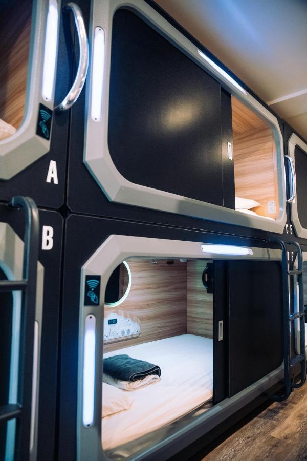 1 BED A 6 BED FEMALE LUXURY POD PVT SHOWER,1480710743:JPEG