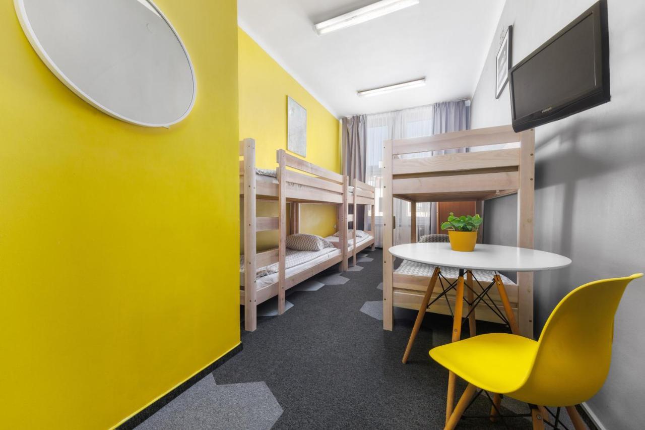 Dormitory Room with Shared Bathroom (6 Adults)