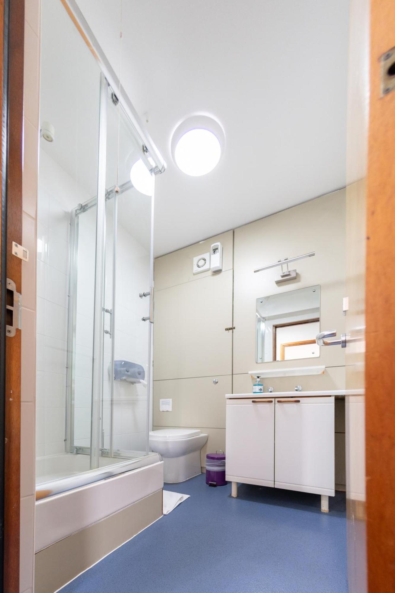 Family Room with Shower,1499046592:JPEG