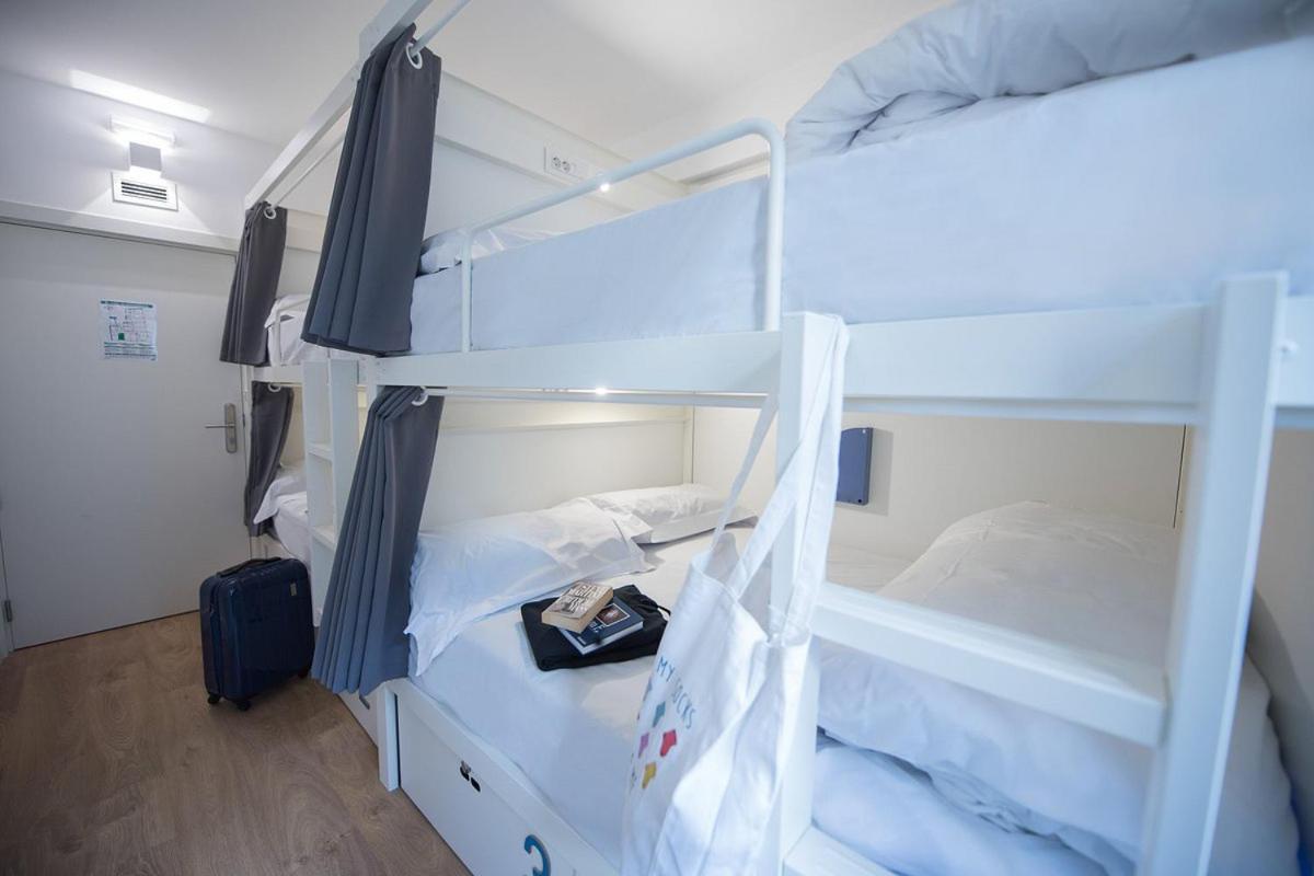 Bed 8-Bed Female Dormitory Room