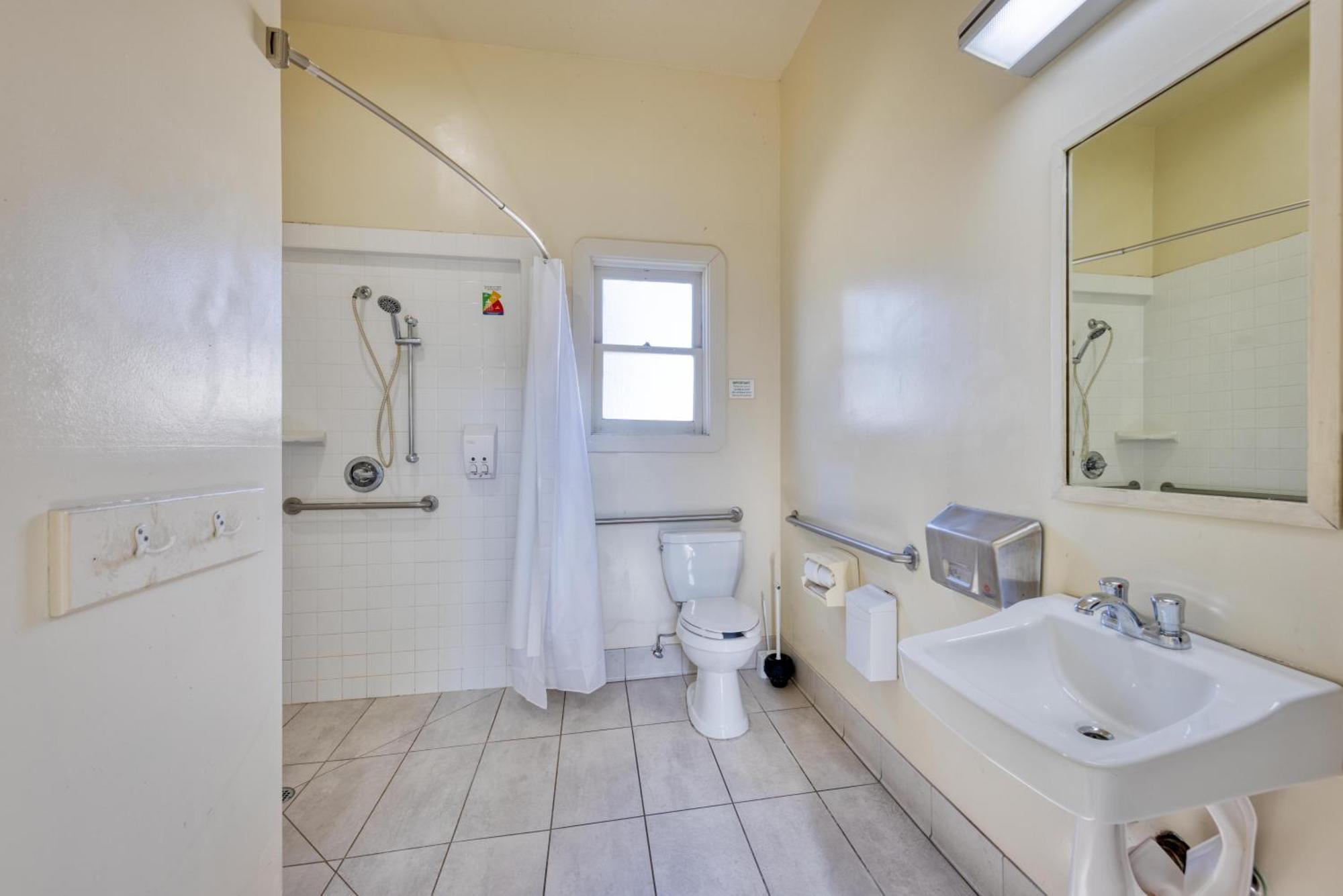 Bed in Men's 4-Bed Dorm,1535057935:JPEG