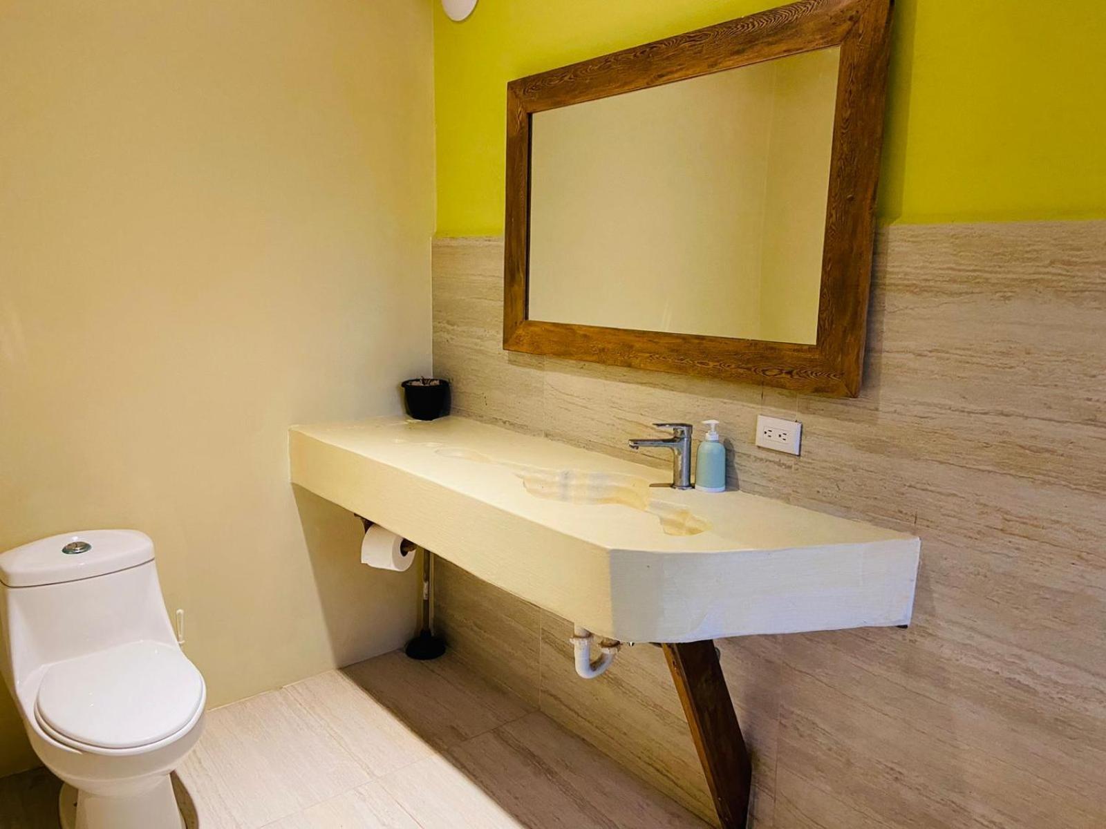 Deluxe Queen Suite