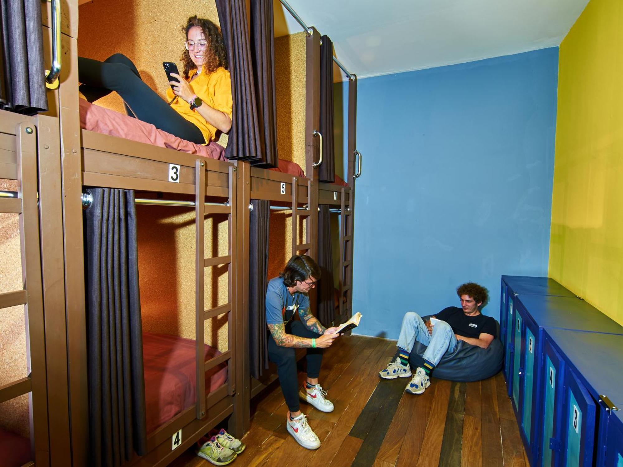 Deluxe Pod-Style 6-Bed Dormitory Room