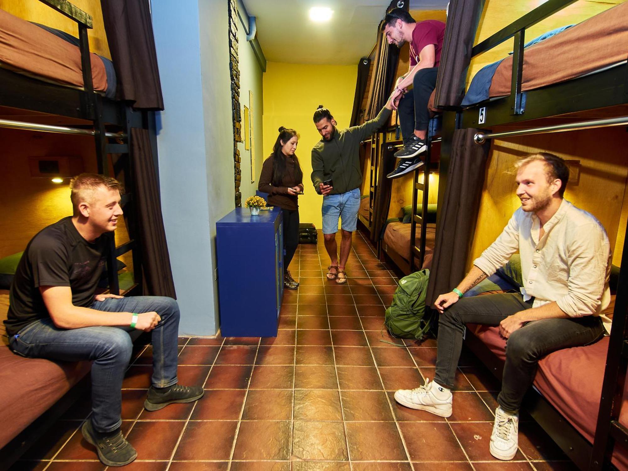 Deluxe Pod-Style 10-Bed Dormitory Room