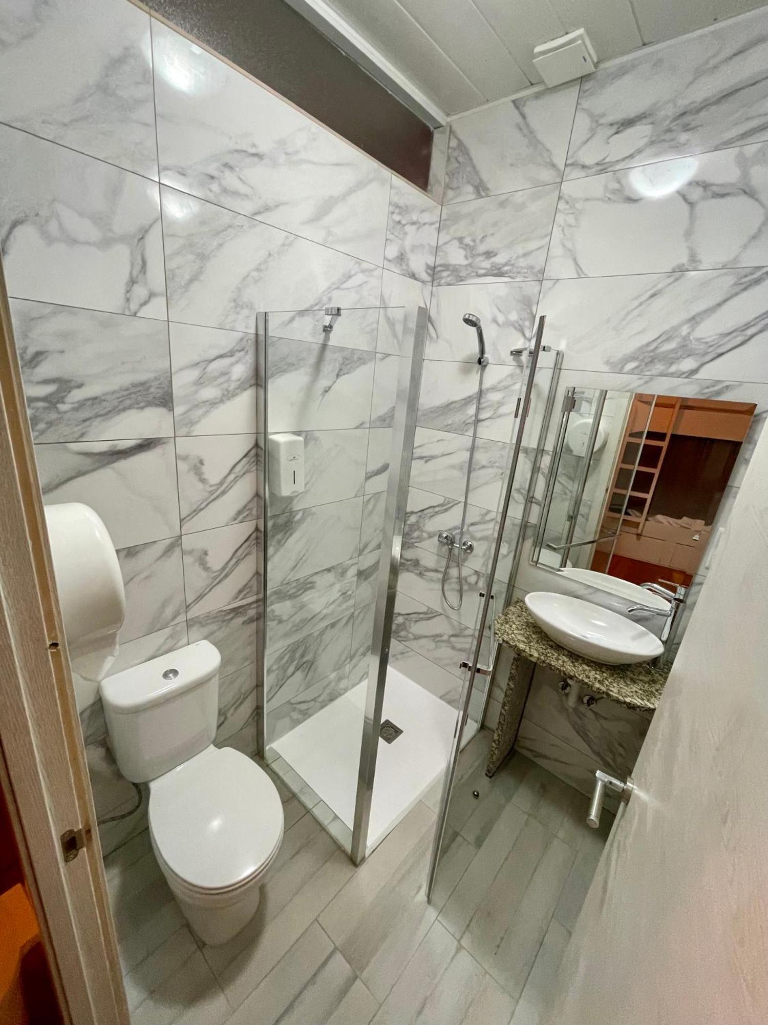 Capsule 8-Bed Mixed Dormitory Room Private Bathroom