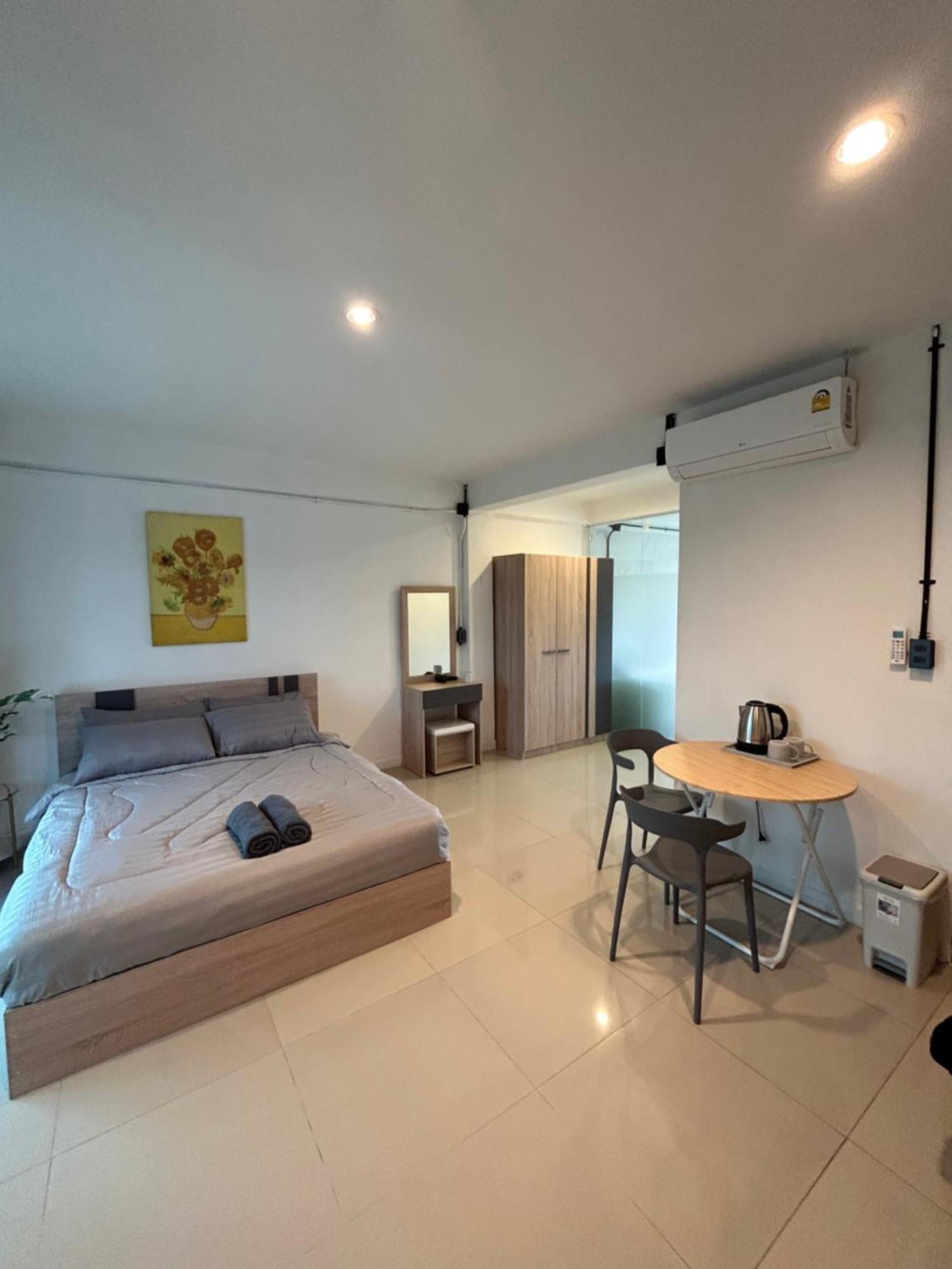 Suite with Hot Tub,1583689980:JPEG