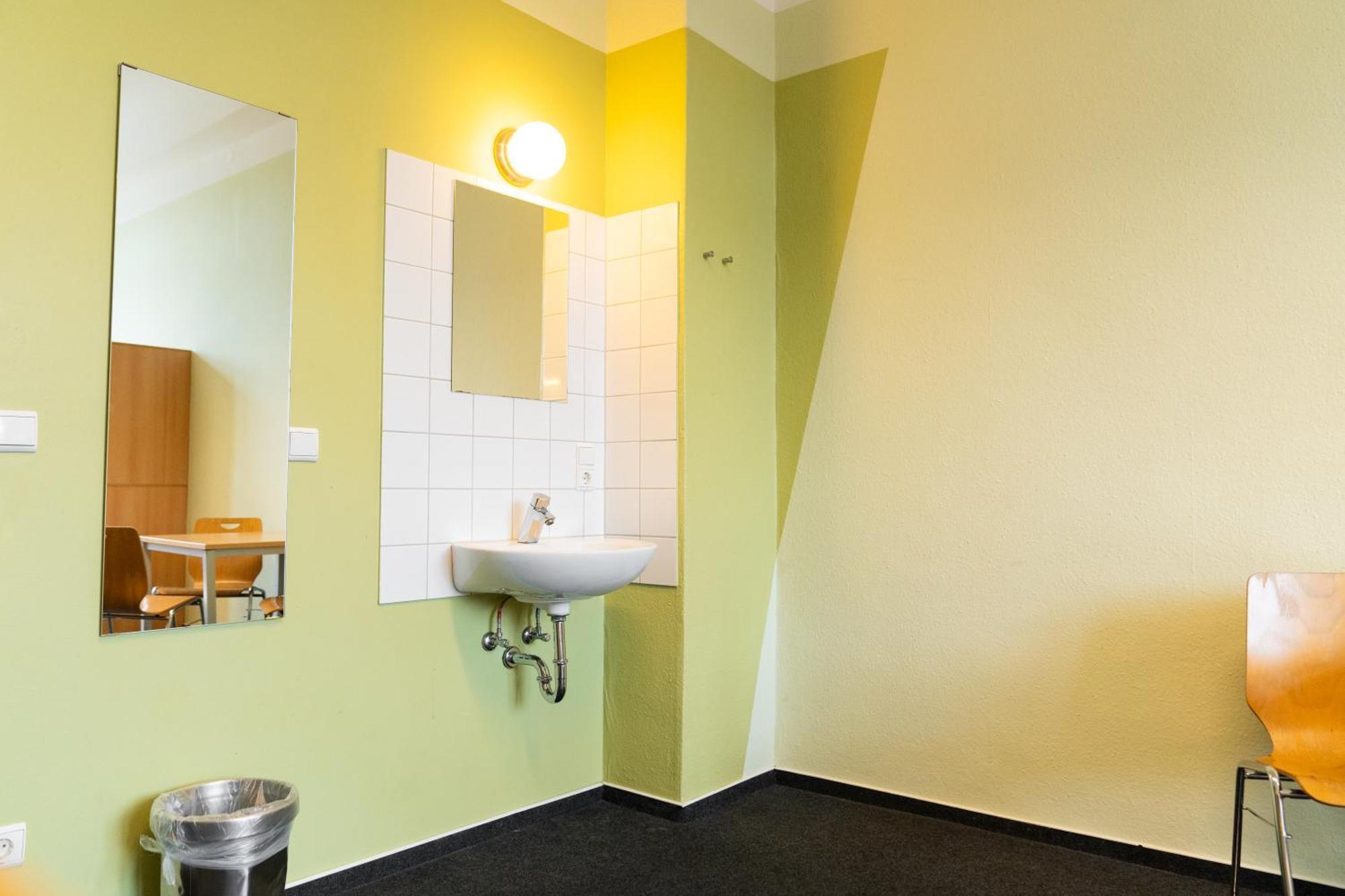 6-Bed Room with Shared Bathroom,1549658740:JPEG