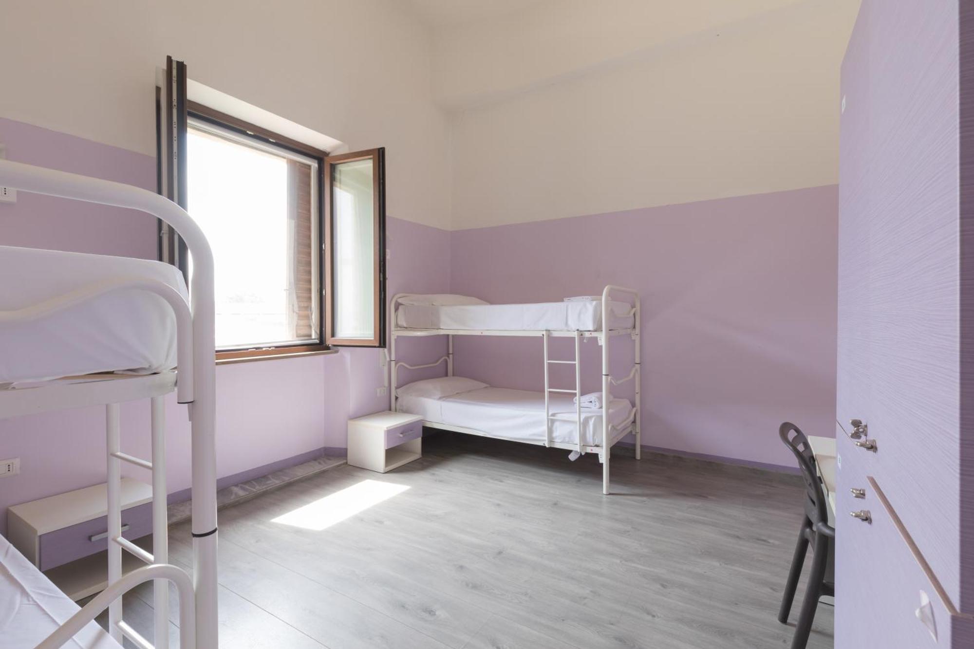 Bed 4-Bed Female Dormitory Room,1581471571:JPEG