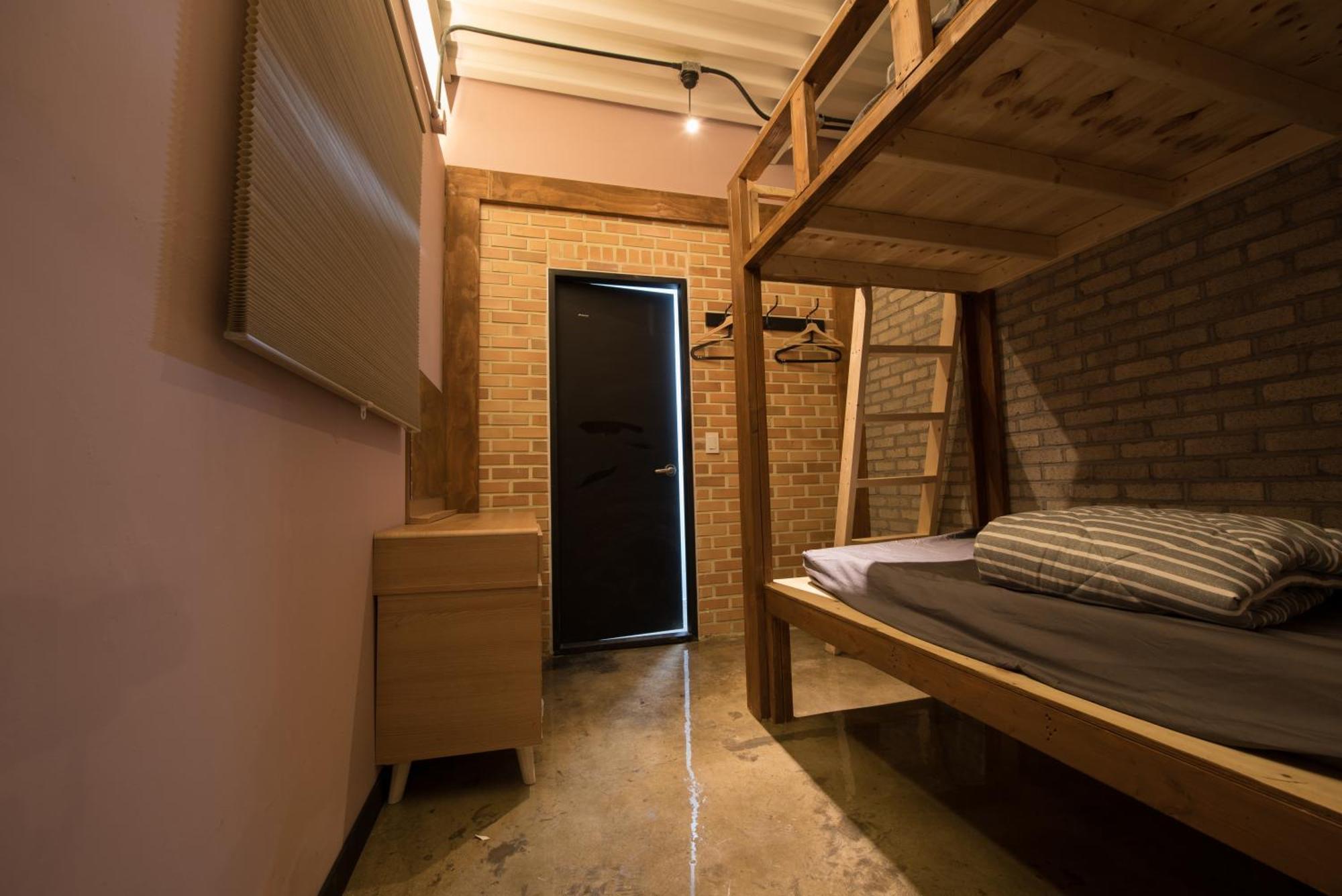 Værelse for 2 personer med eget badeværelse