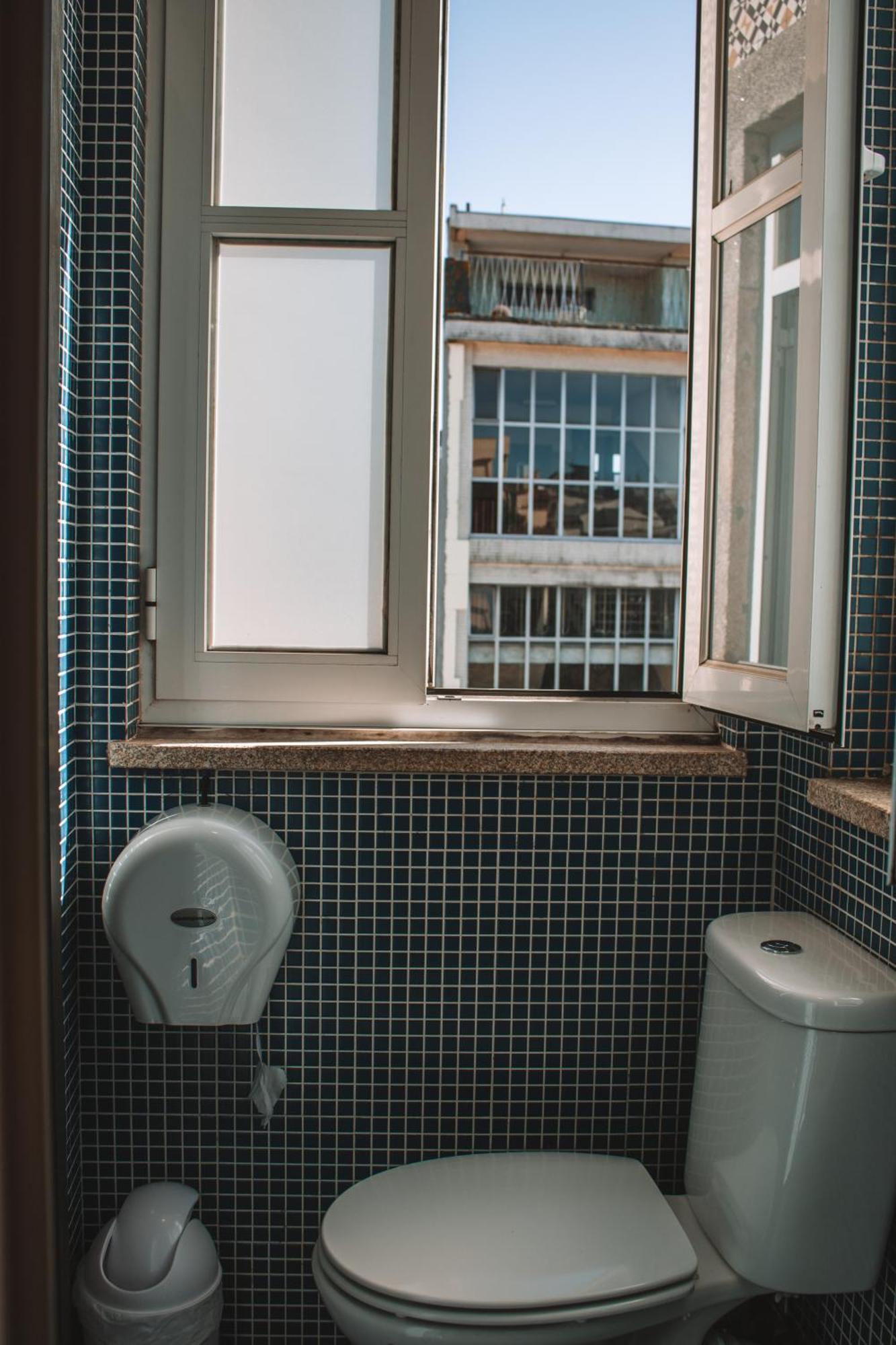 Capsule 12-Bed Mixed Dormitory Room Private Bathroom