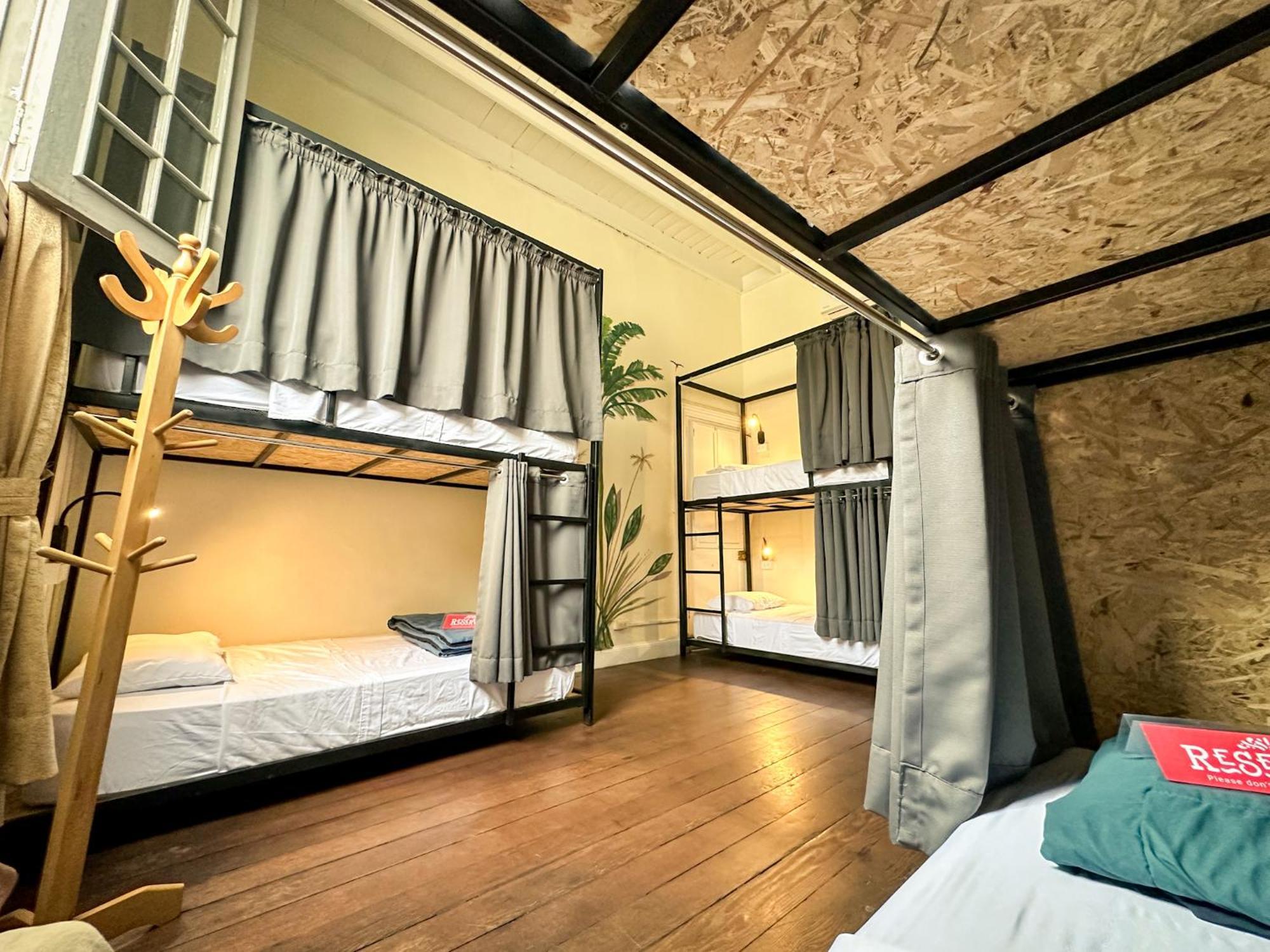 Single Bed in Mixed Dormitory Room