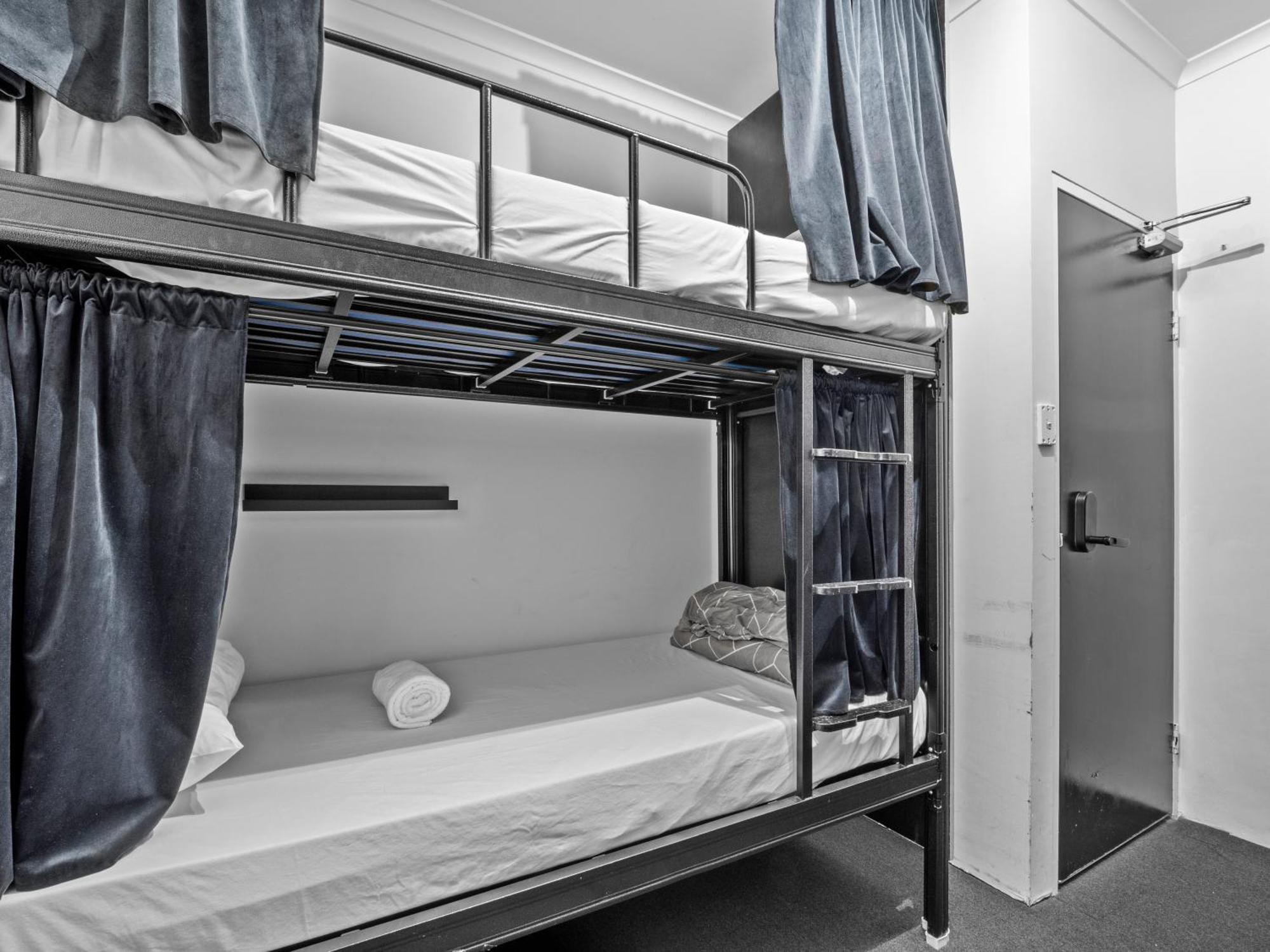 Mixed Pod 4 People Bedroom with Ensuite Bathroom