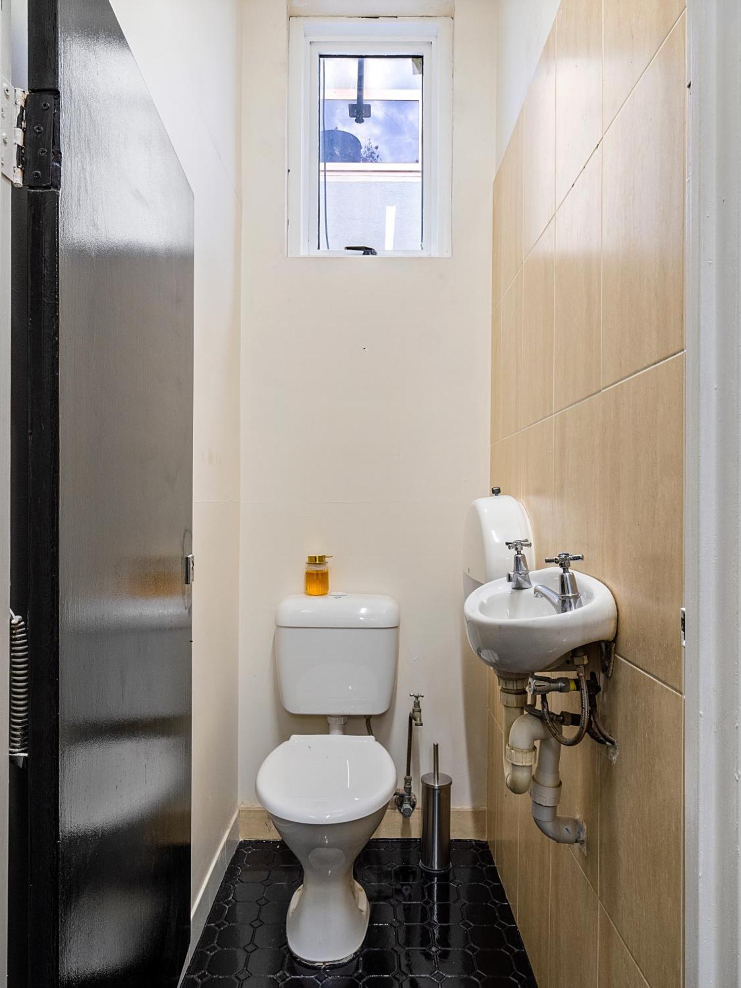 Private Room for 4 People (Shared Bathroom)
