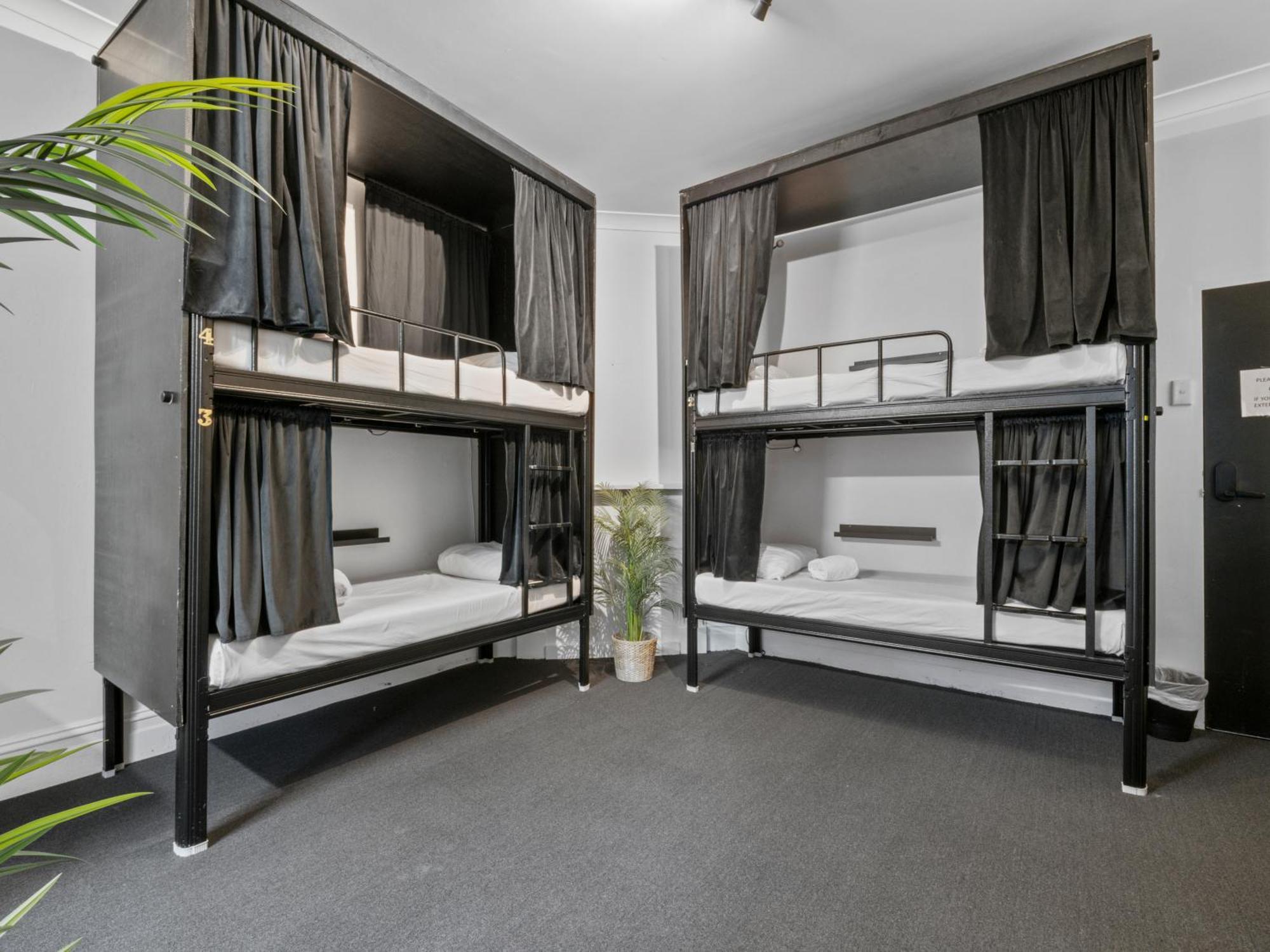 Private Room for 6 People (Shared Bathroom)