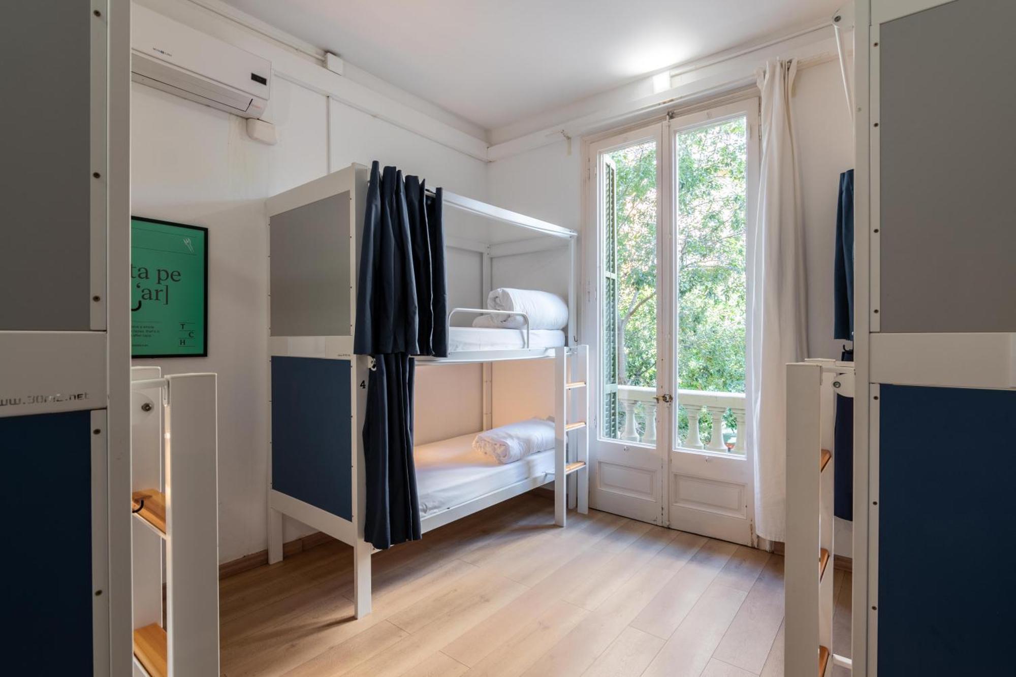 Family Room (6 Adults) with Shared Bathroom