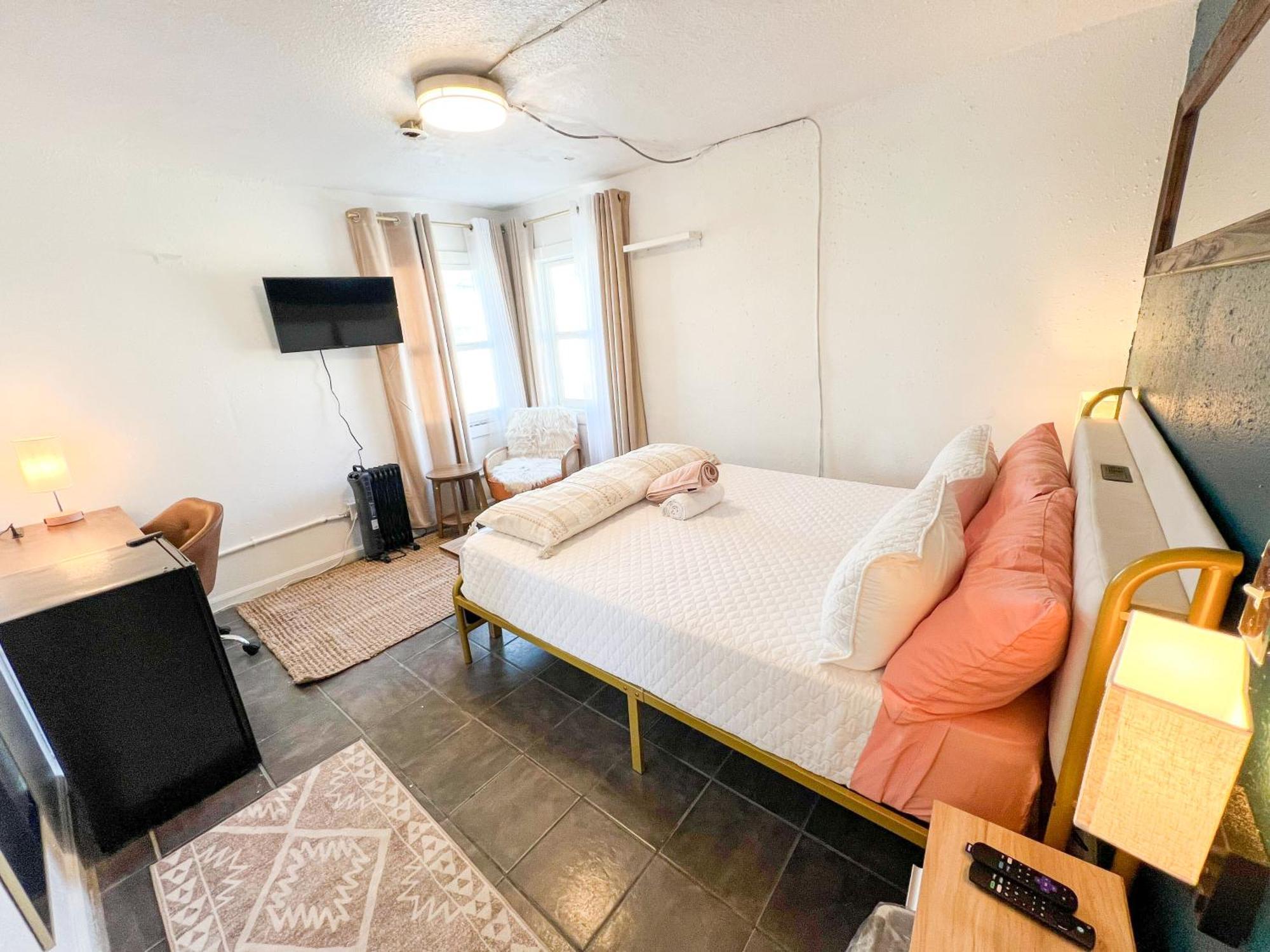 Deluxe Double Room with Side Sea View