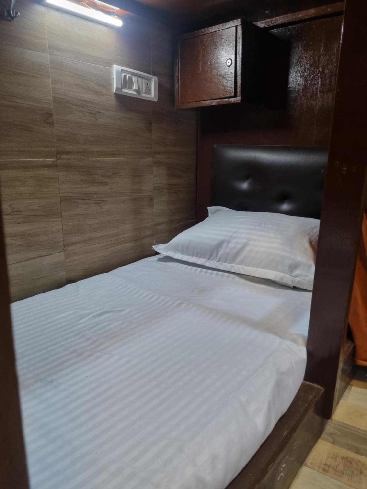 Single Bed in Dormitory Room,1635574597:JPEG