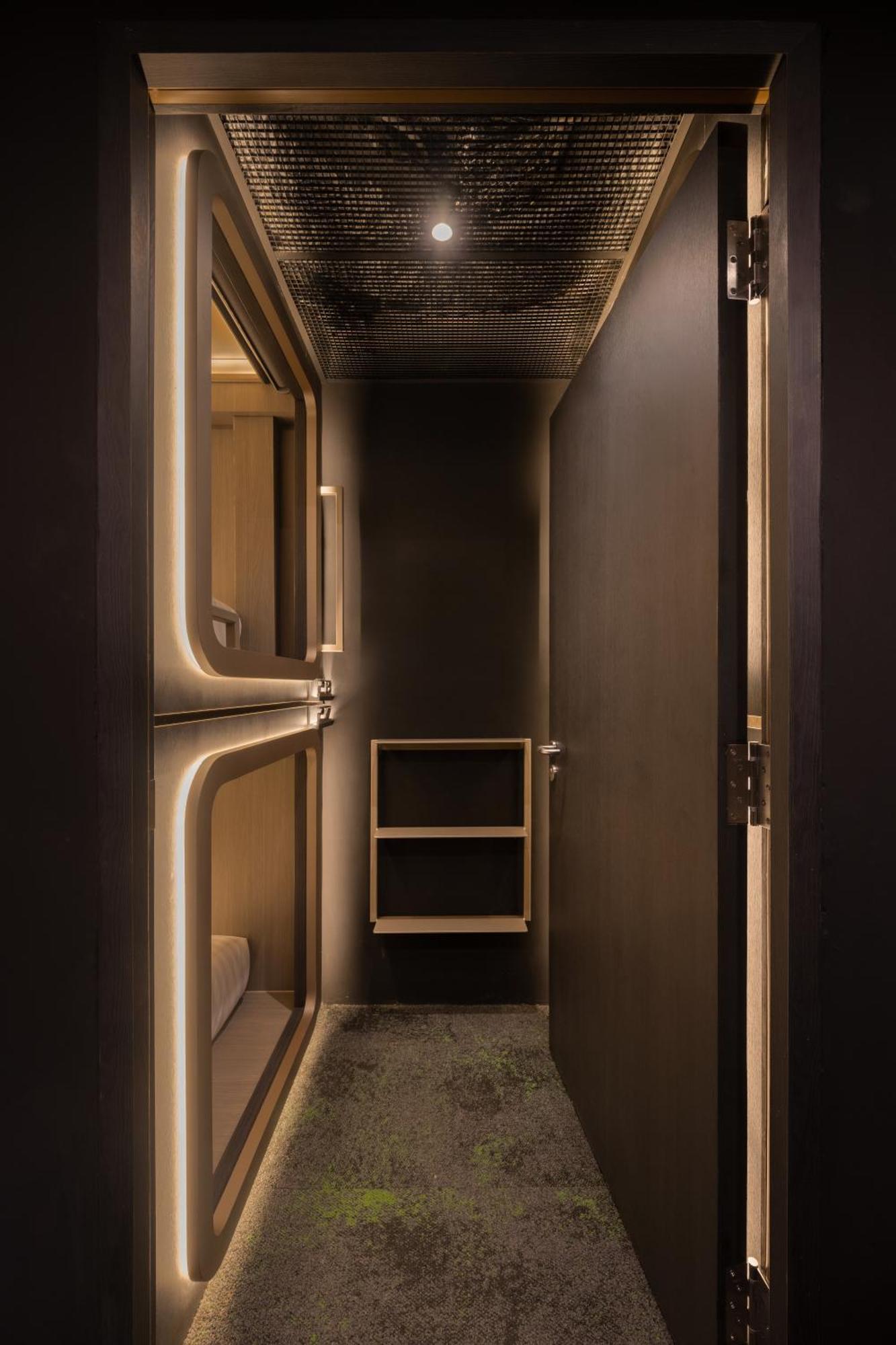 Female Private Room with 4 single capsules (Shared Bathroom)