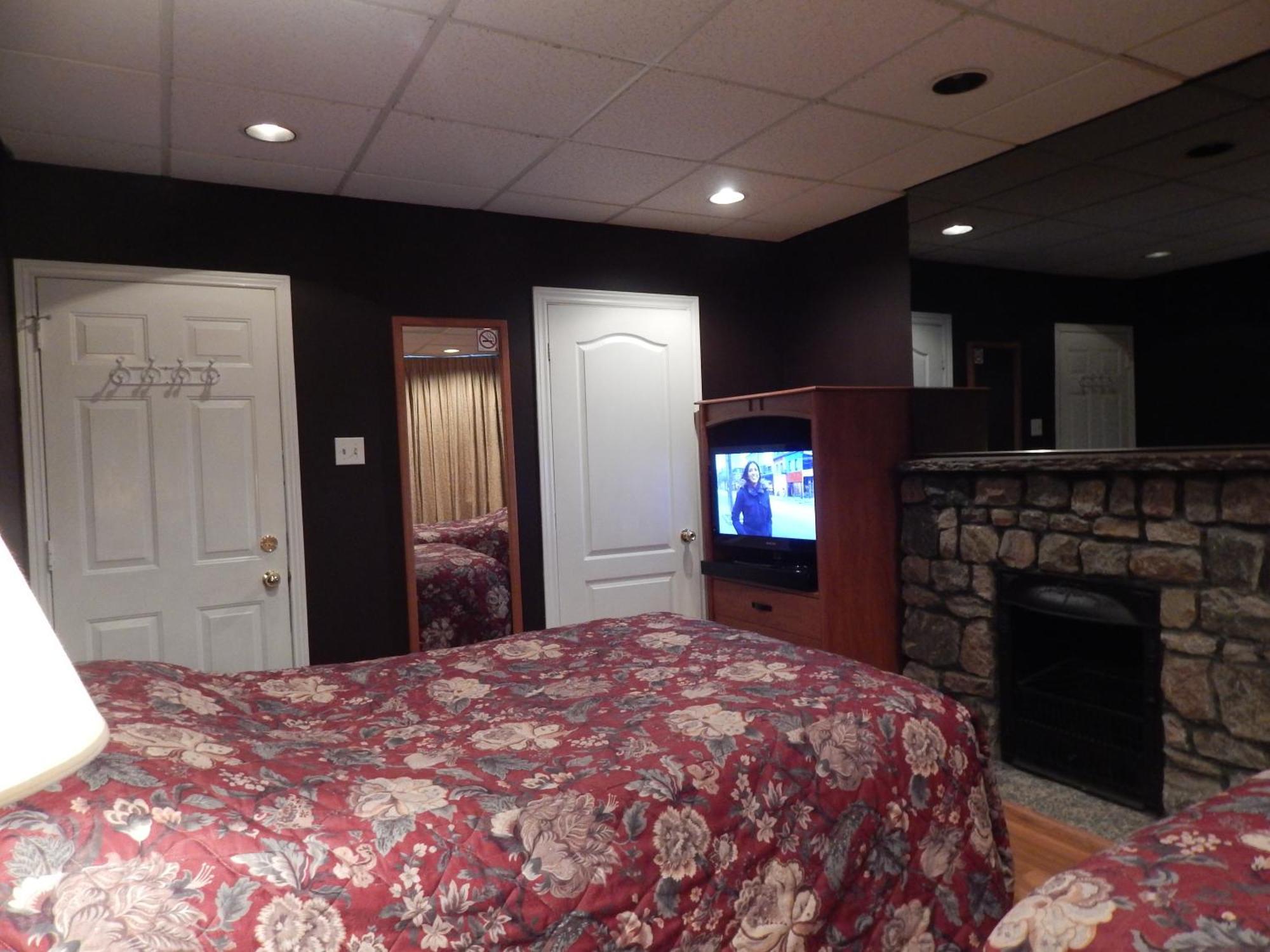 Twin Room with Private Bathroom