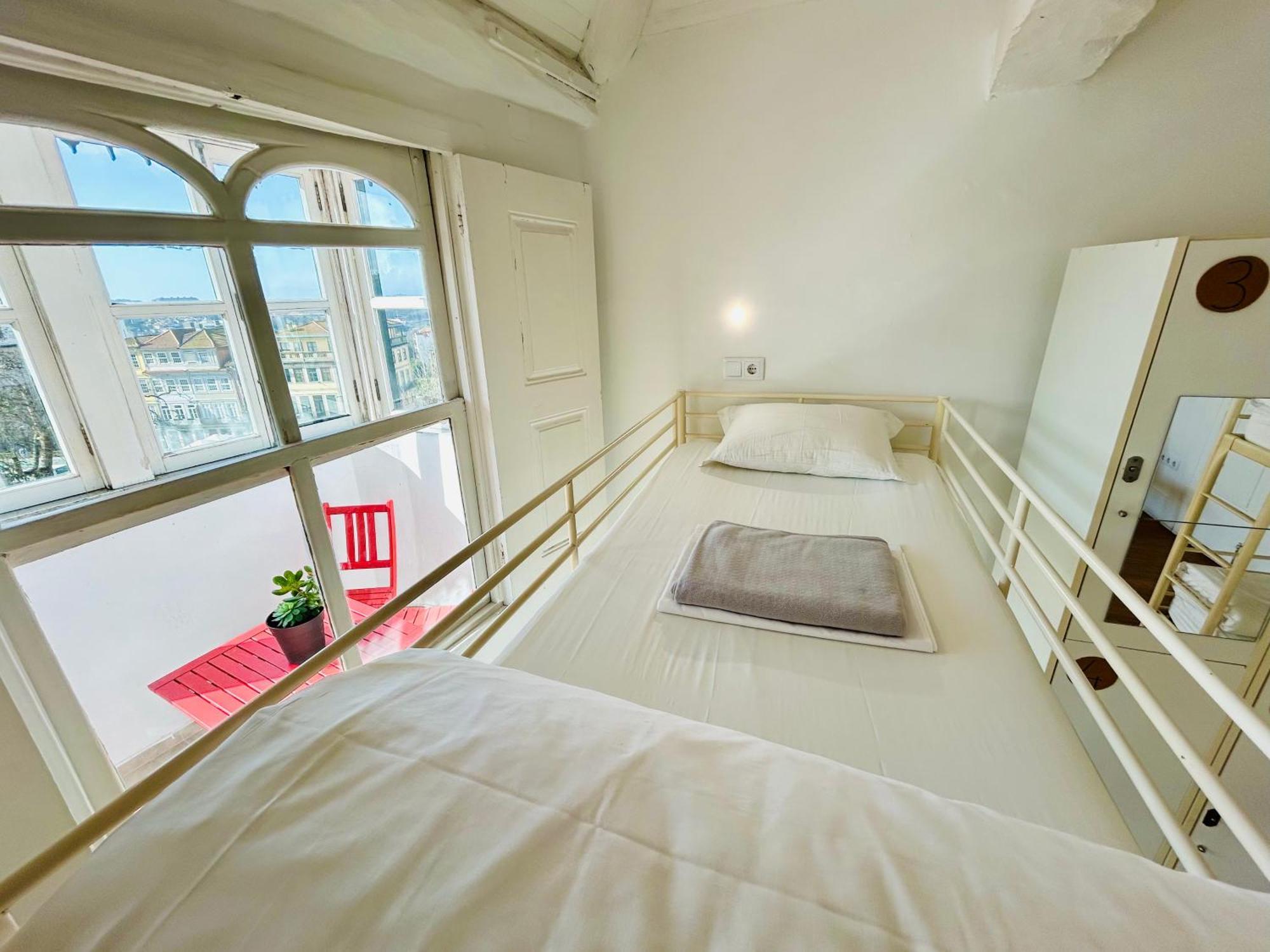 Bed 8-Bed Mixed Dormitory Room