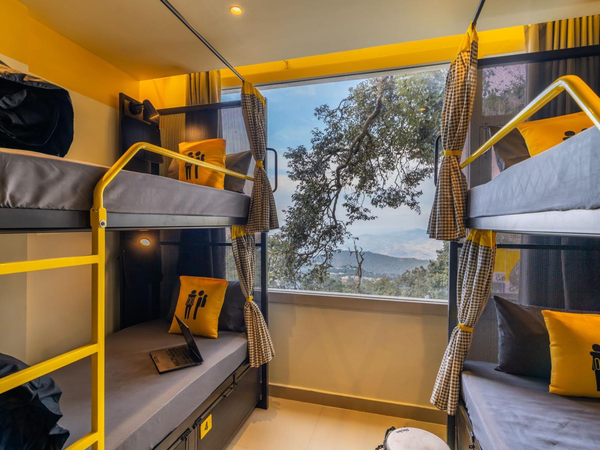 Bed in 8 Bed Mixed Dormitory with Mountain View