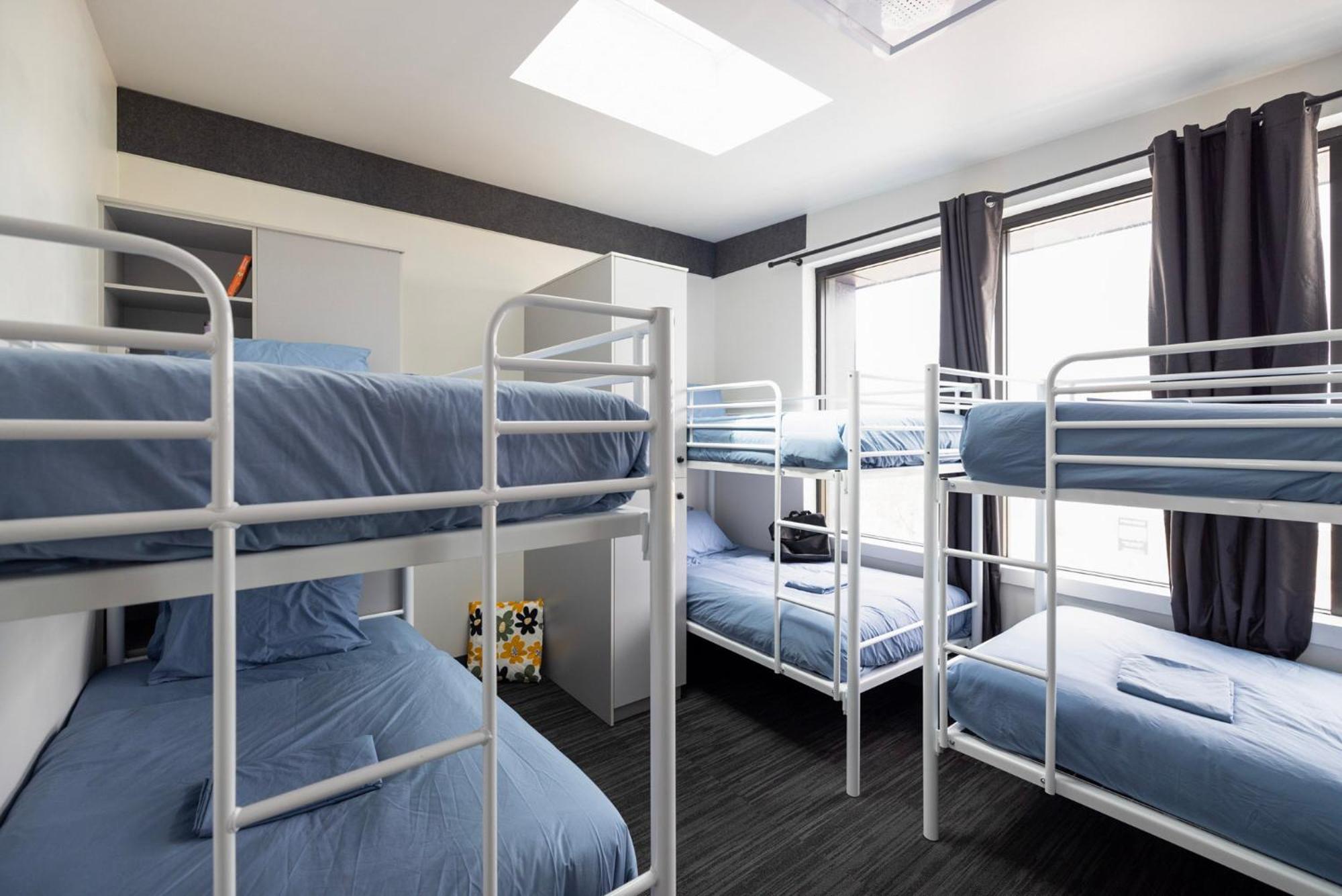 6 King Bed Mixed Dorm