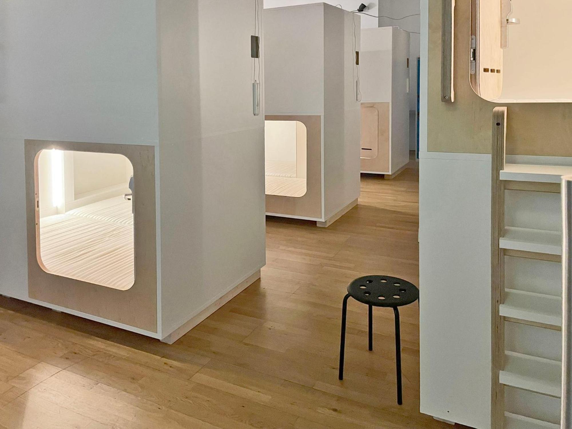 Kingsize Capsule with Shared Bathroom