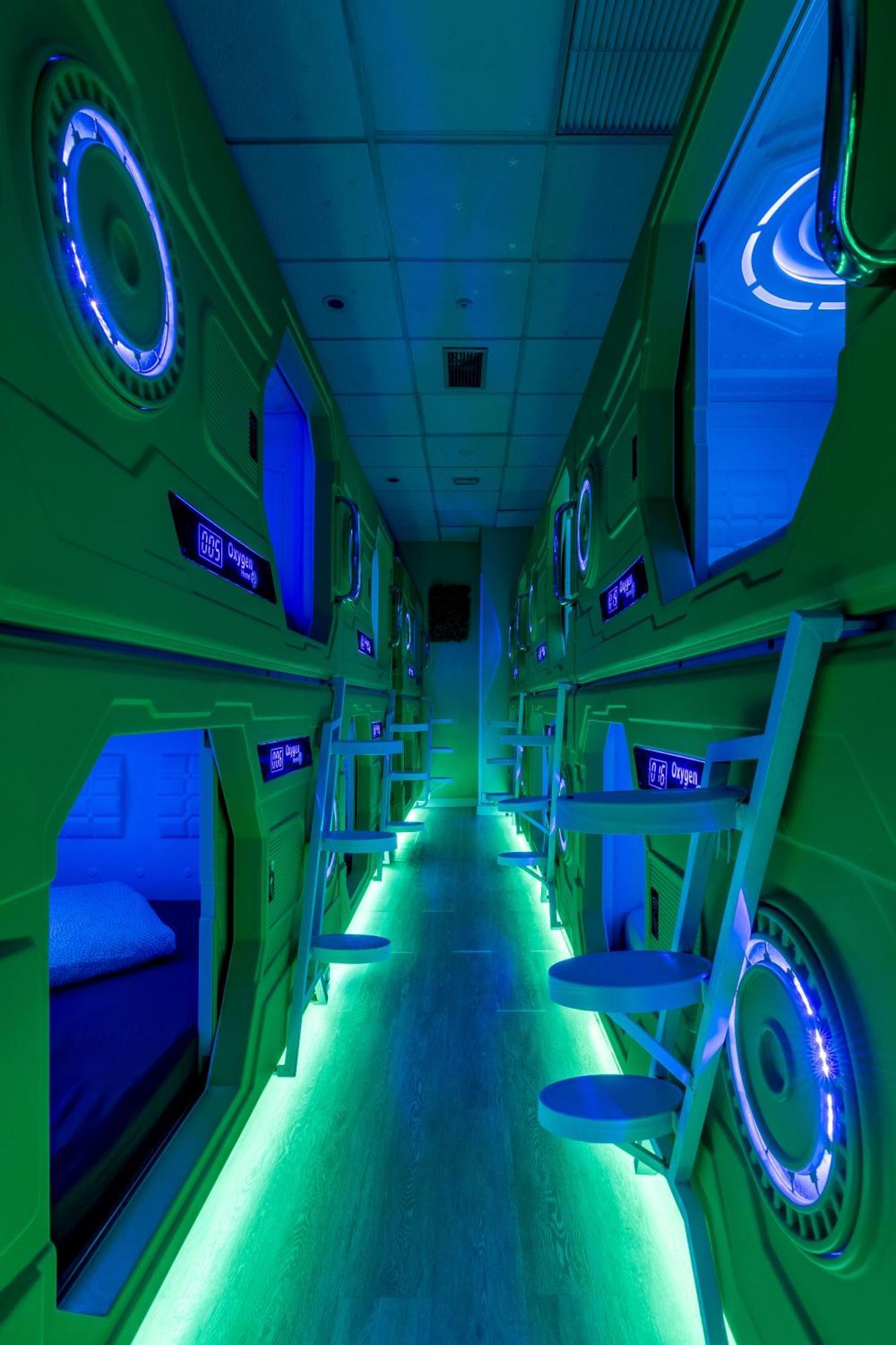 Capsule Single Bed Mixed Dormitory Room