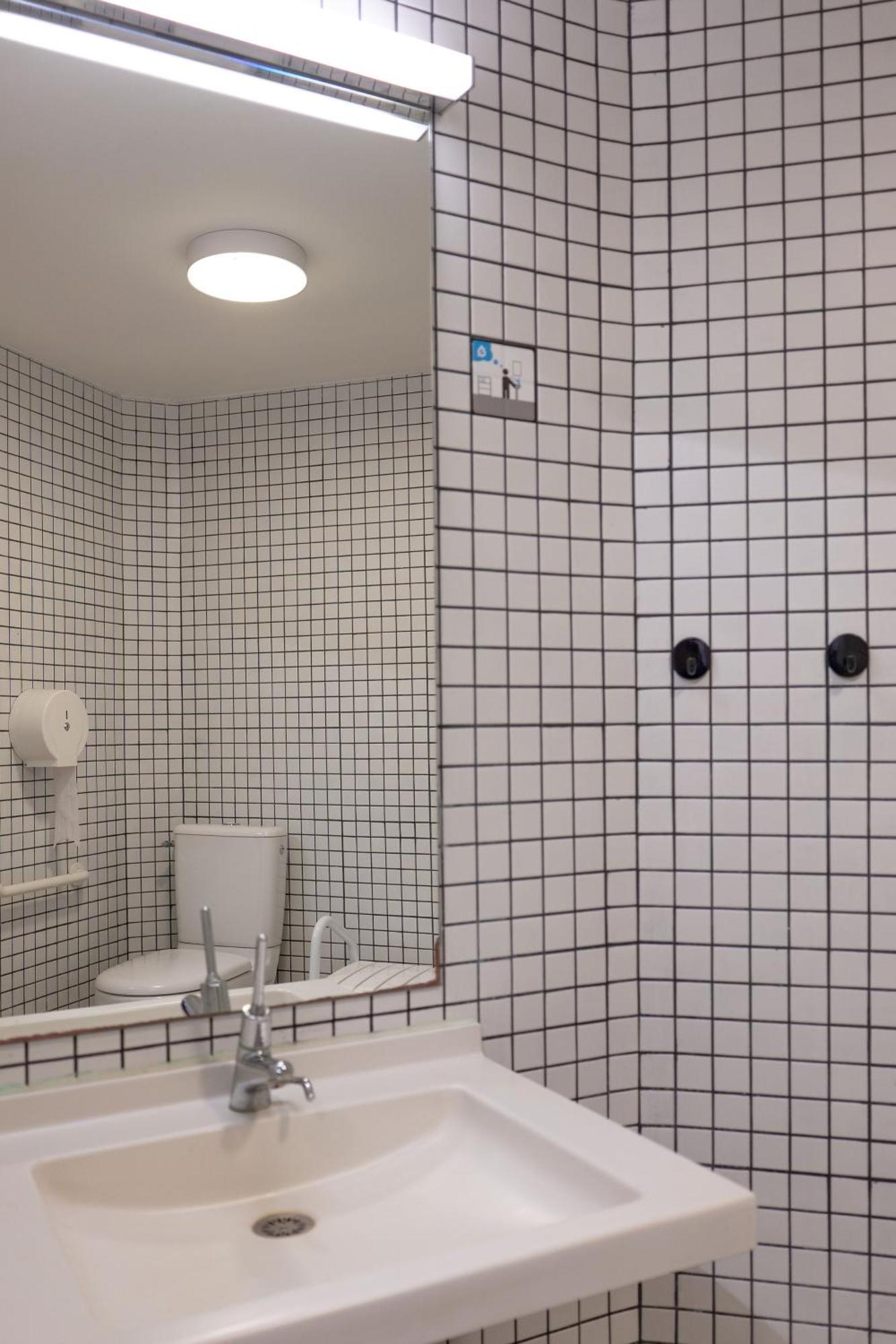 Triple Room Shower