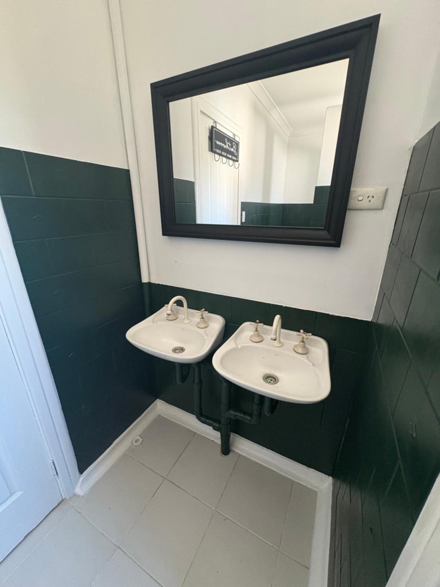 Twin Room,1682539519:JPEG