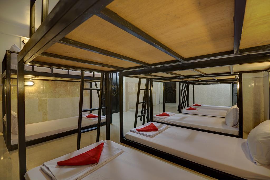 Single Bed 12-Bed Mixed Dormitory Room