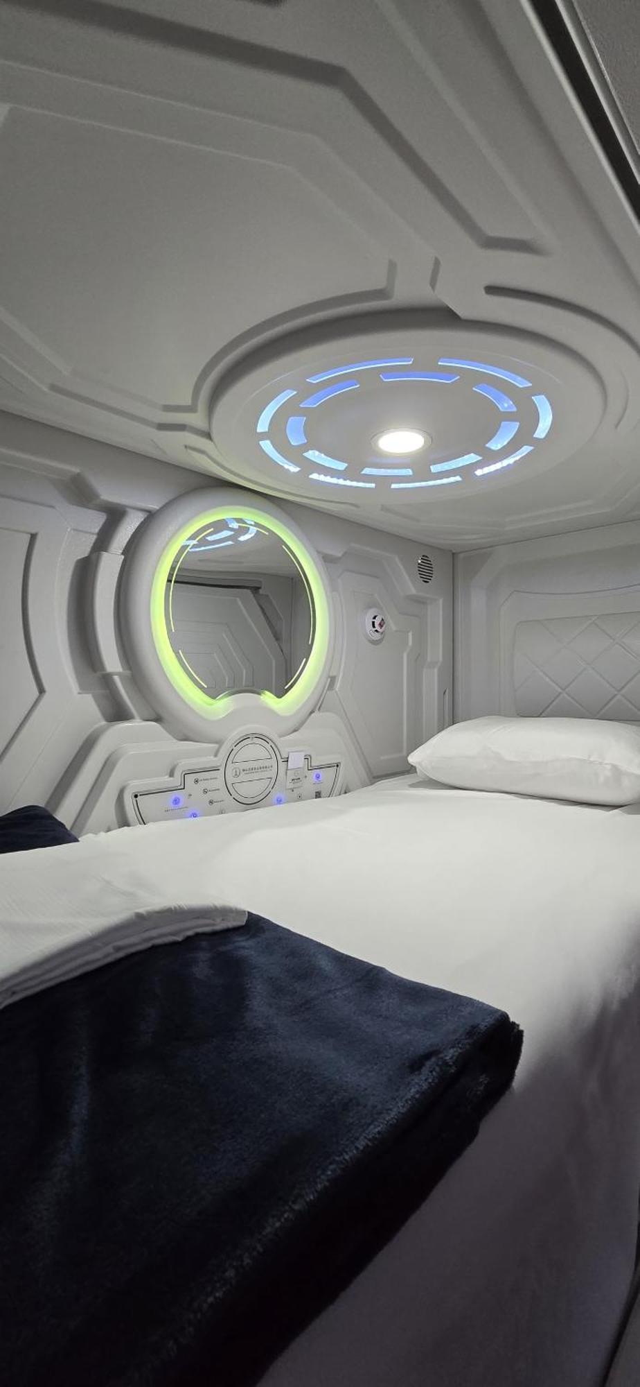 Single Bed in Mixed Dormitory Room