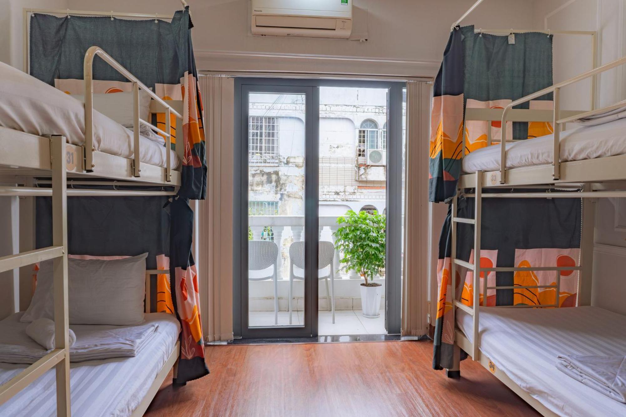 Single Bed in Mixed Dormitory Room