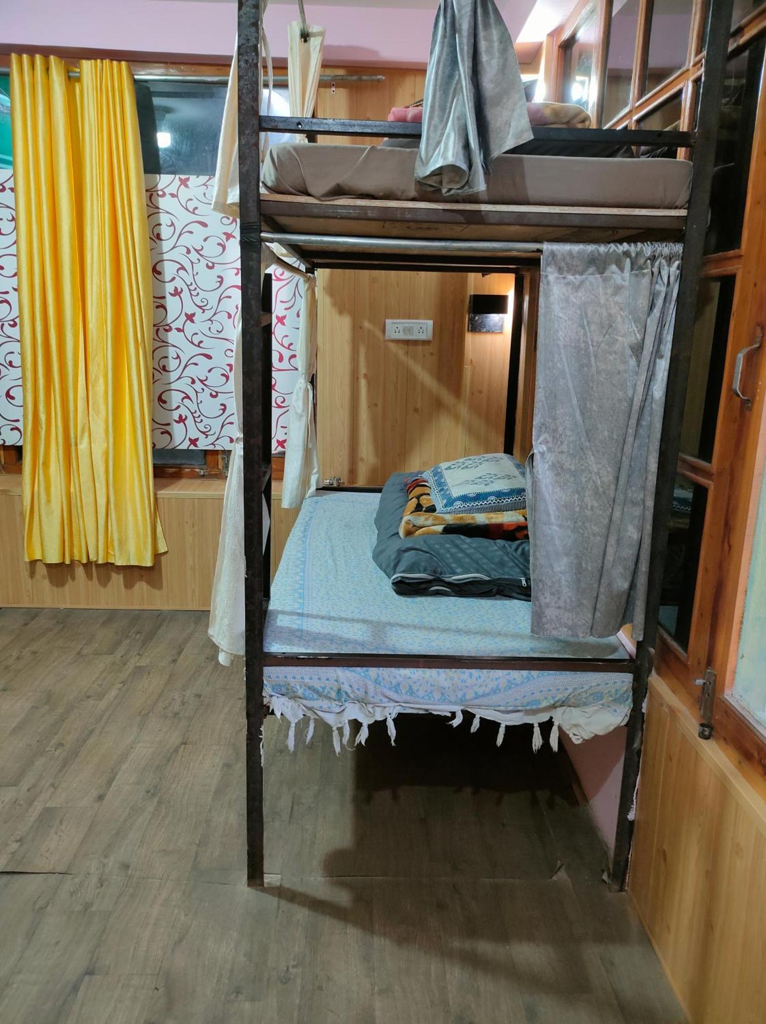 Single Bed Male Dormitory Room,1724824941:JPEG